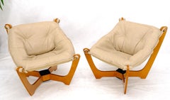 Paire de fauteuils de salon danois modernes du milieu du siècle avec cadres en teck et assise en cuir