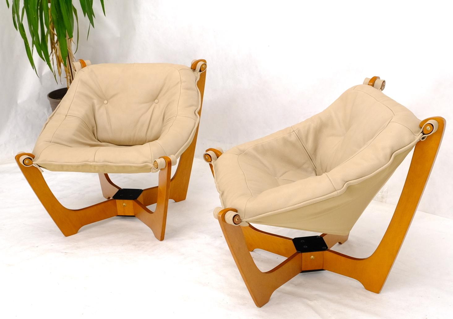 Moulé Paire de fauteuils de salon danois modernes du milieu du siècle avec cadres en teck et assise en cuir en vente
