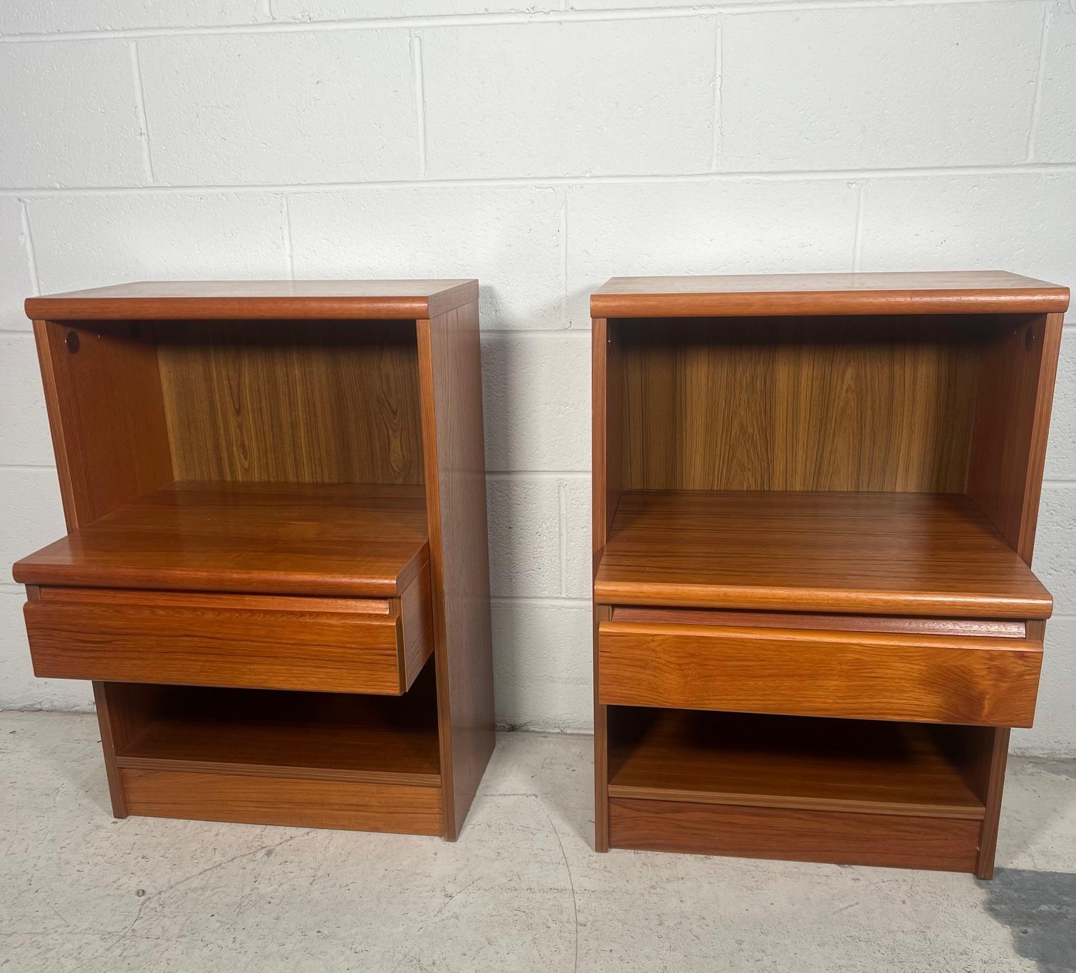 This is a pair of Danish teak veneer night stands with drawer. Circa 1980.
They are in very good vintage condition. Minor signs of wear.
Dimensions: L x D x H
20