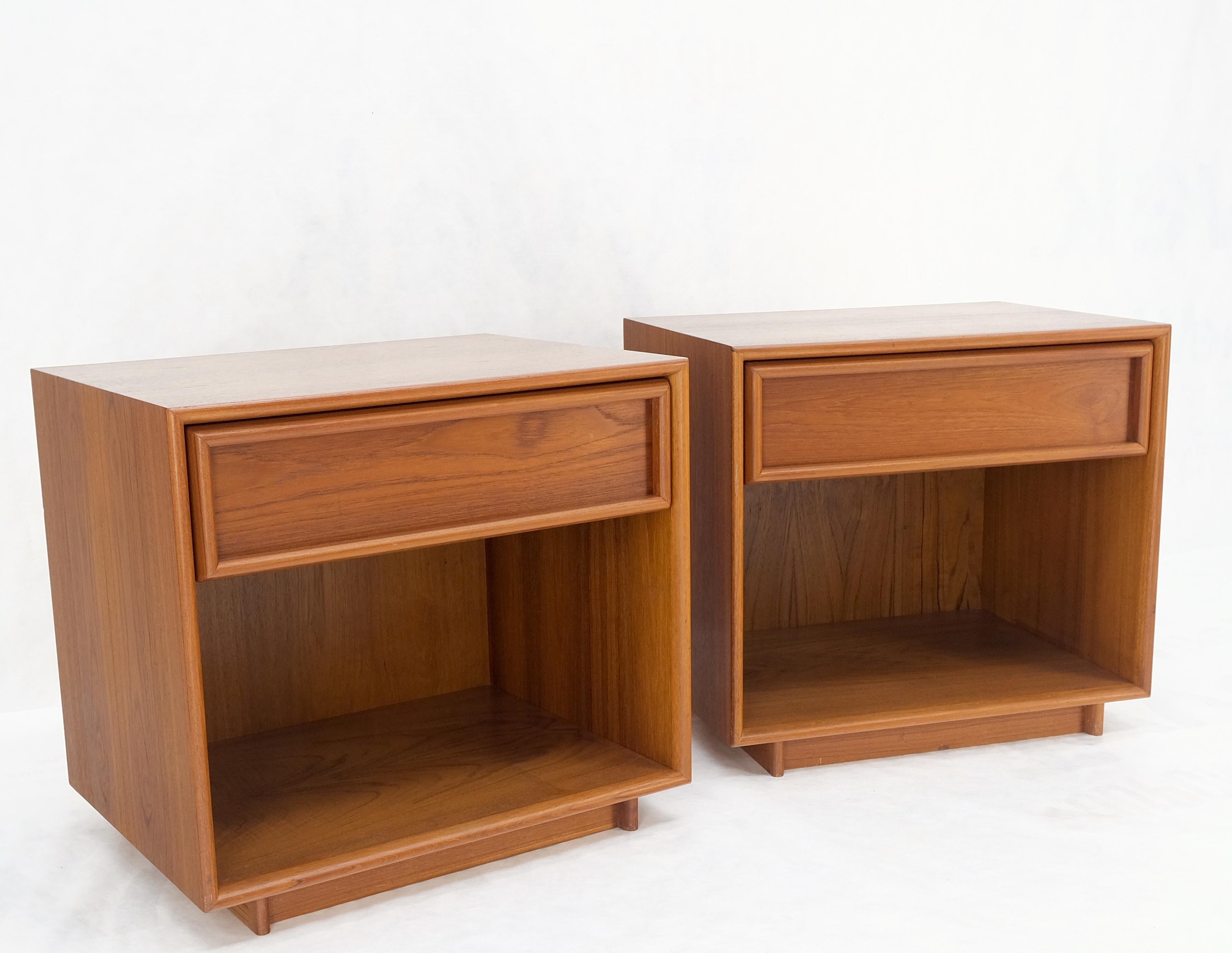 Pair of Mid Century Danish Modern Teak One Drawer Nightstands End Tables MINT! For Sale 4