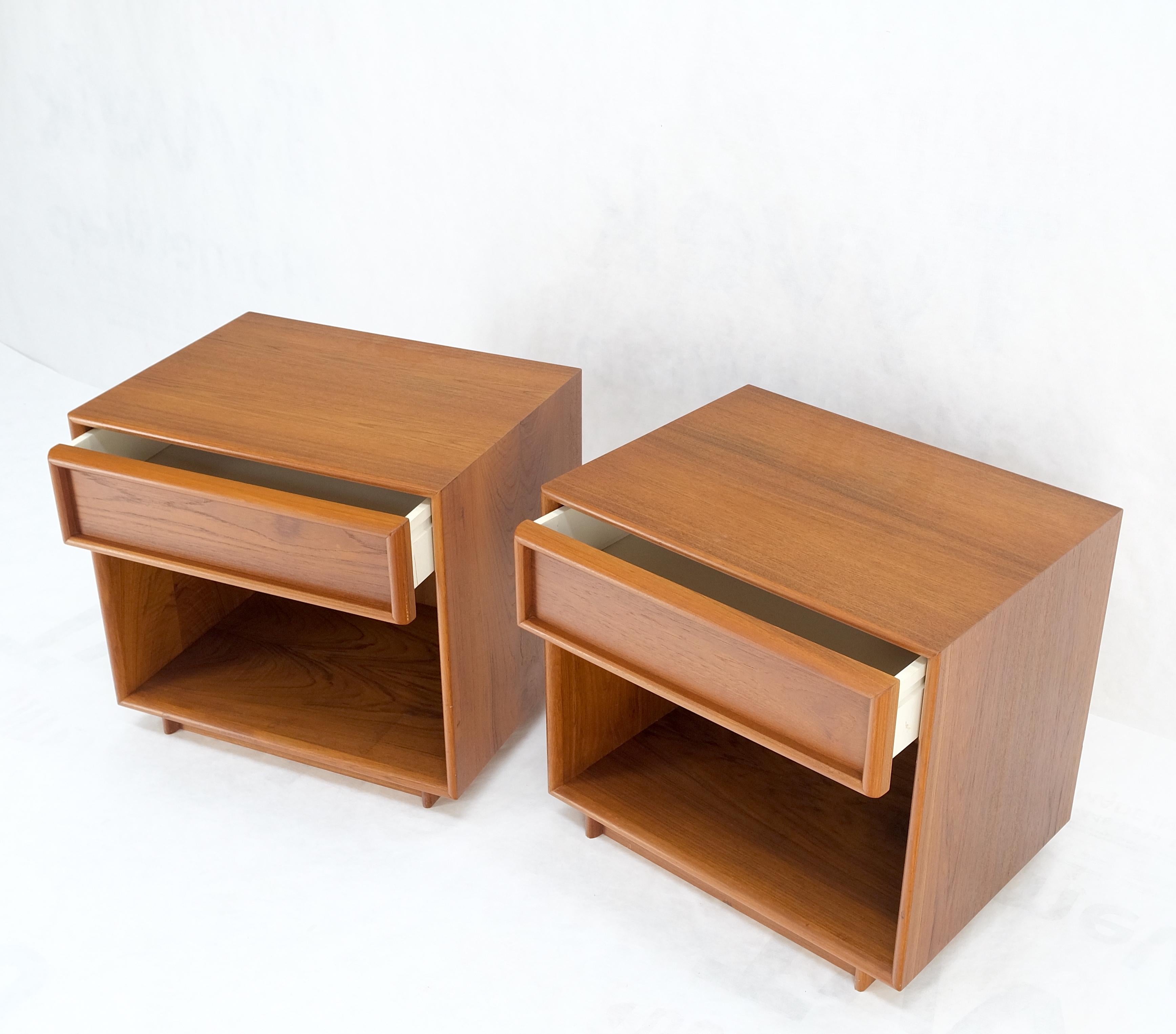 Pair of Mid Century Danish Modern Teak One Drawer Nightstands End Tables MINT! For Sale 5