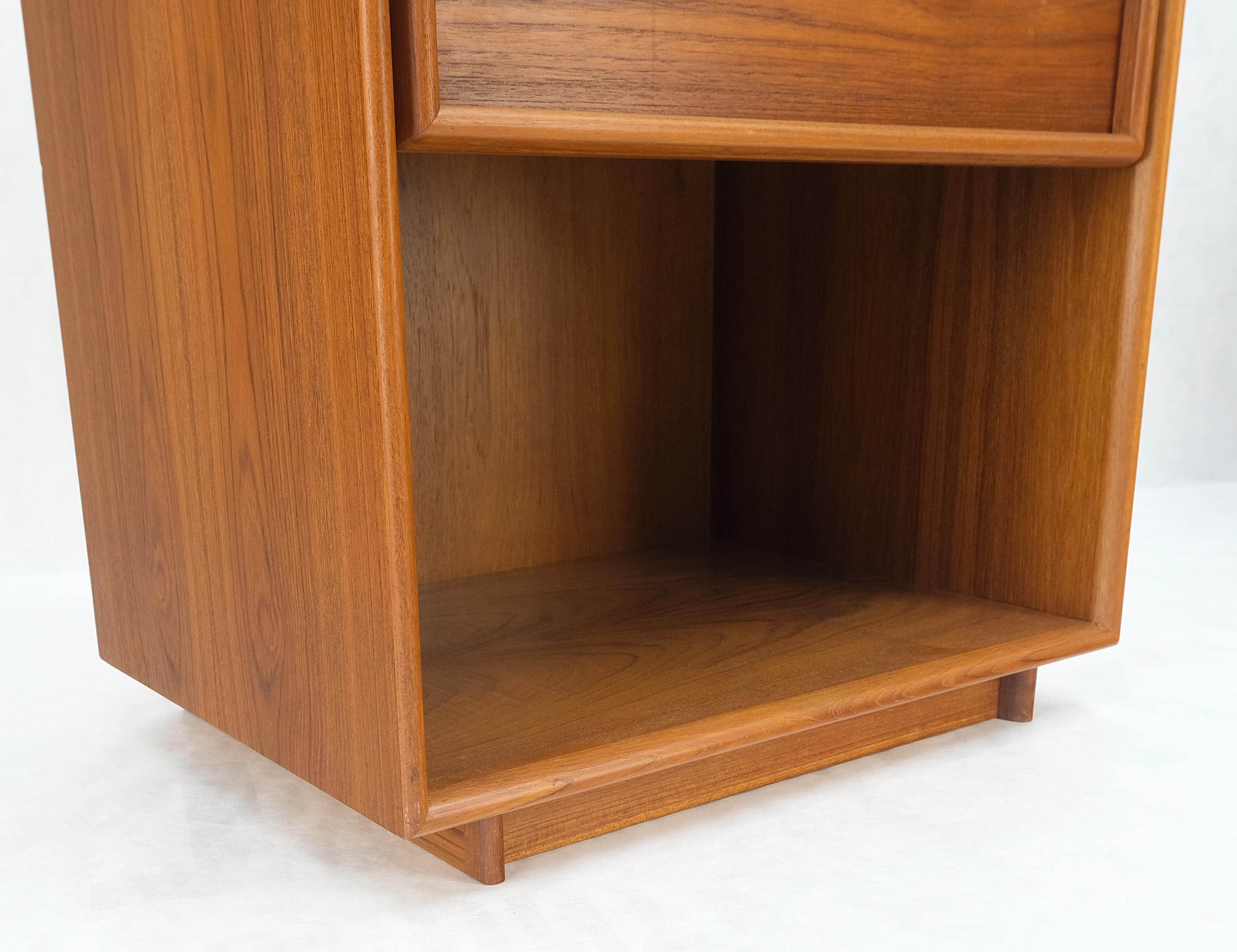 Laqué Paire de tables de nuit danoises modernes mi-siècle en teck à un tiroir, MINT ! en vente