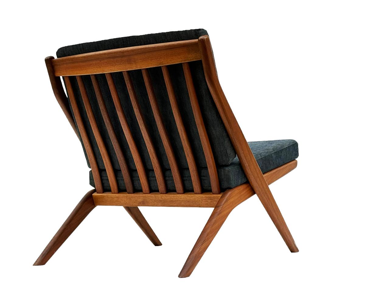 Une paire de chaises longues élégantes conçues par Folke Design/One et produites par Dux. Ils sont dotés d'une structure en teck massif et de coussins en tweed gris anthracite. Très bon état, prêt à l'emploi. Estampillé avec la marque de fabricant