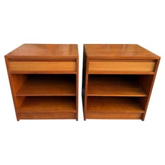 Coppia di comodini moderni danesi di metà secolo in teak a un cassetto con mensola