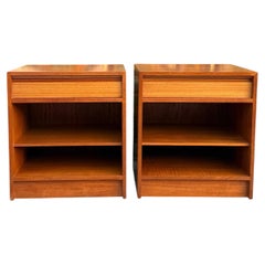 Coppia di comodini moderni danesi di metà secolo in teak a un cassetto con mensola