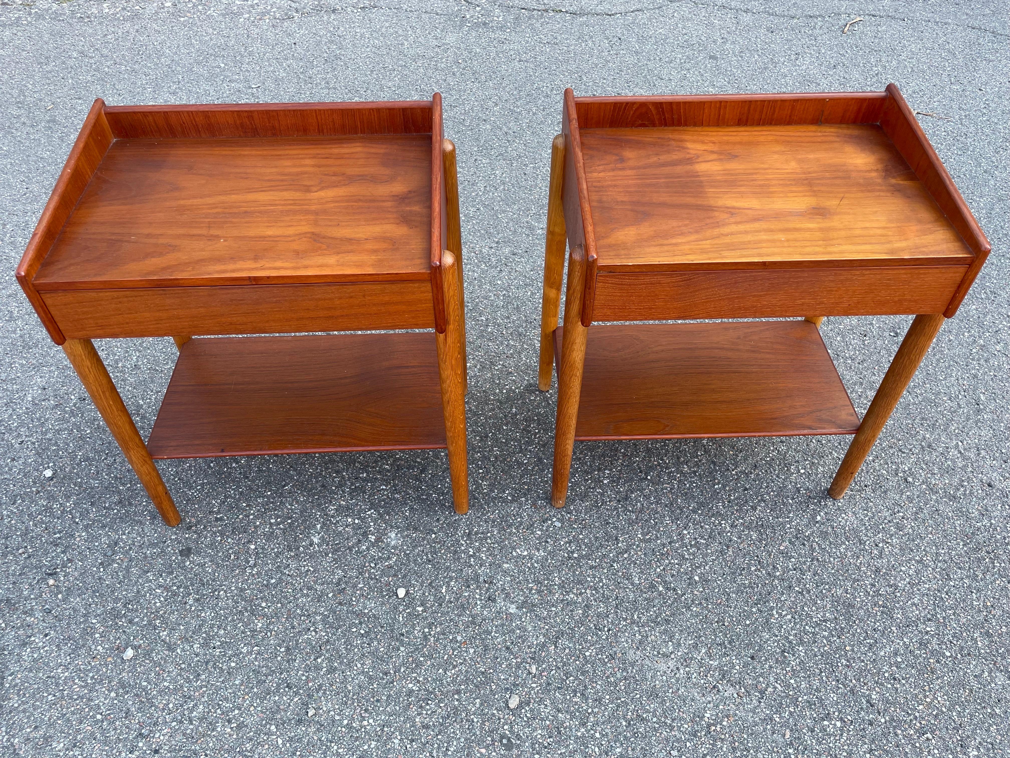 Pair of mid century Danish nightstands by Børge Mogensen for Søborg Møbelfabrik. Made in teak and oak wood. Each with one drawer. End of legs in teak. Denmark, c.1955.