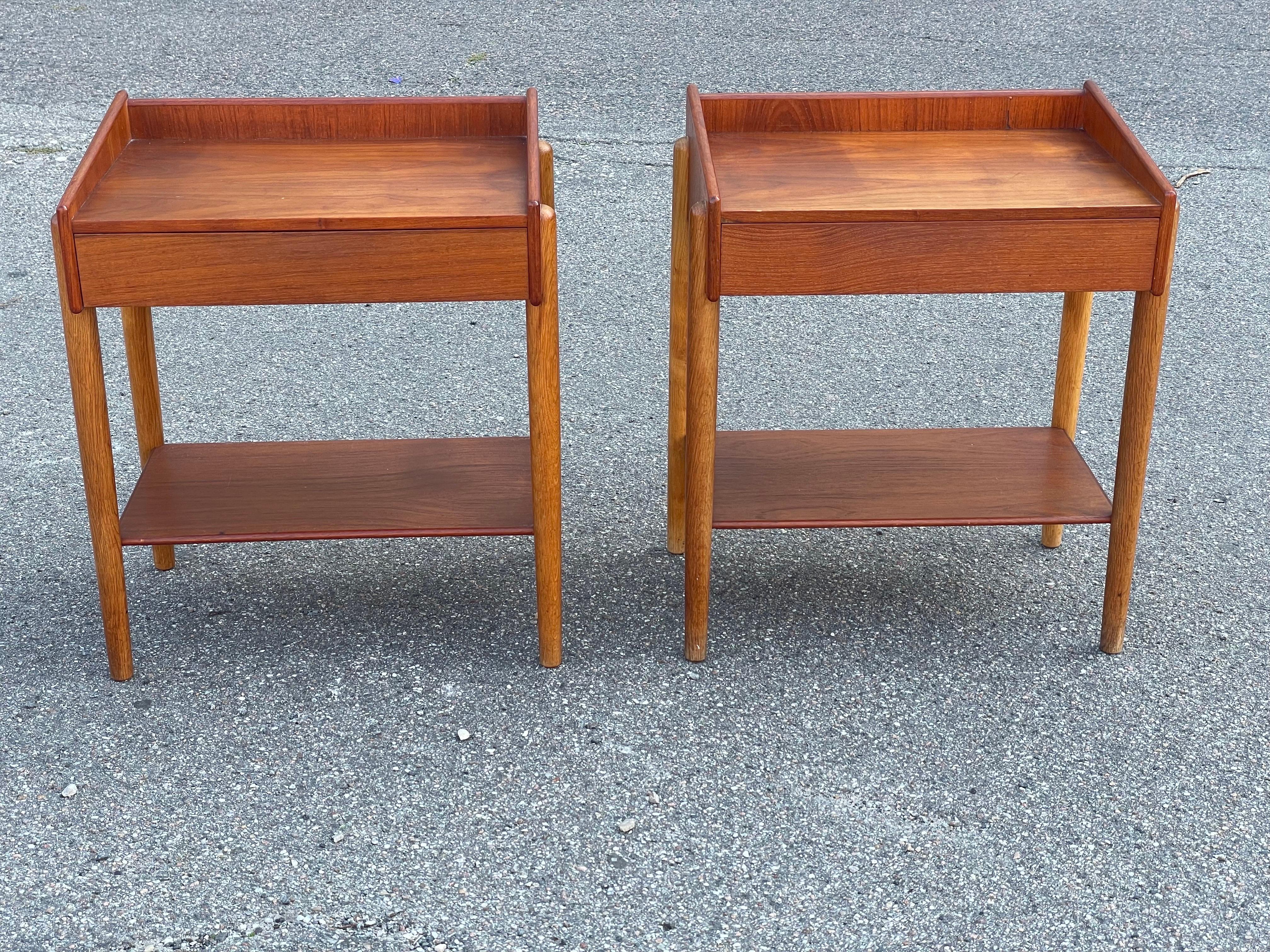 Mid-Century Modern Pair of mid century Danish nightstands by Børge Mogensen in teak and oak 1950´s For Sale