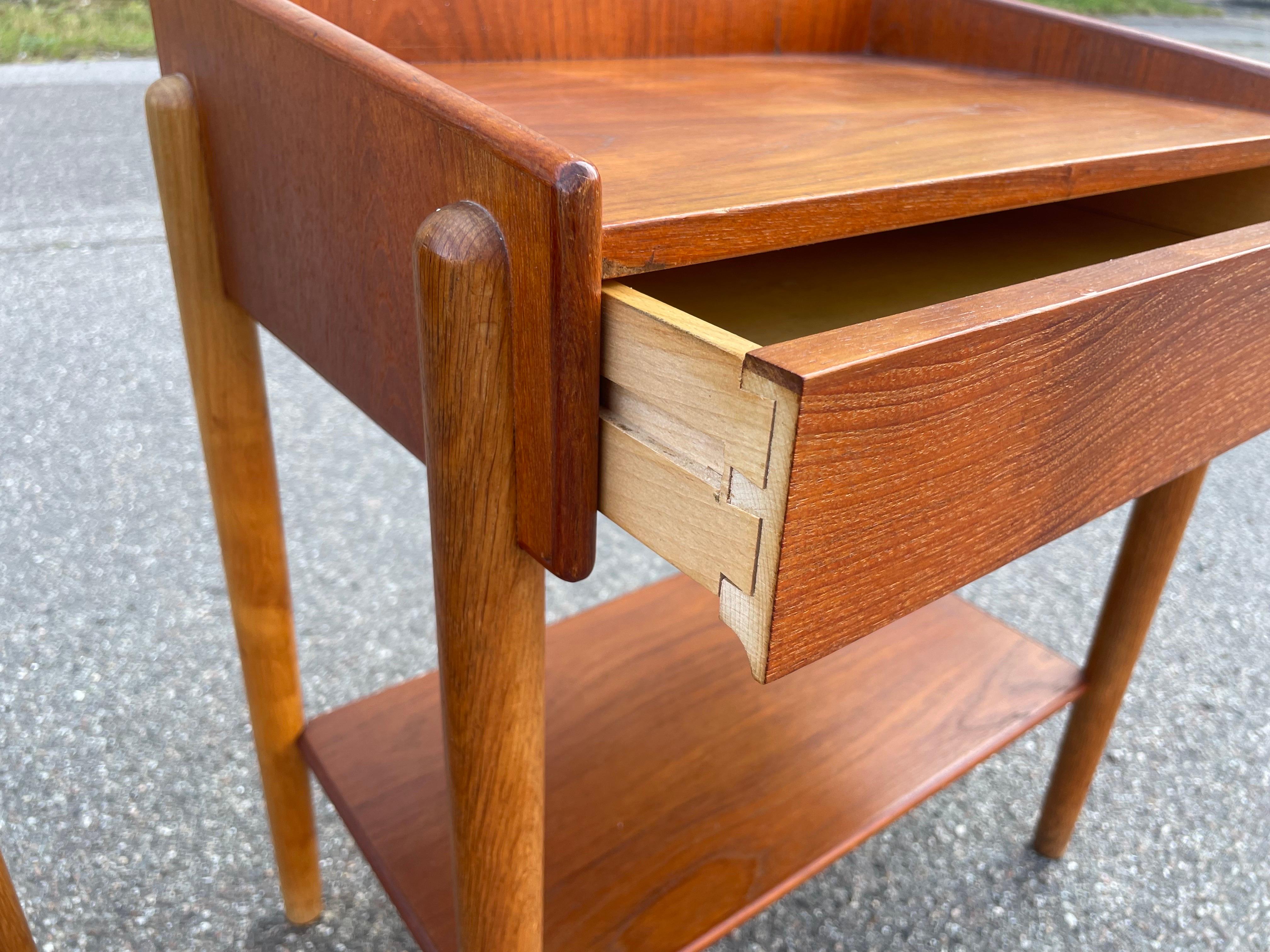 Oak Pair of mid century Danish nightstands by Børge Mogensen in teak and oak 1950´s For Sale