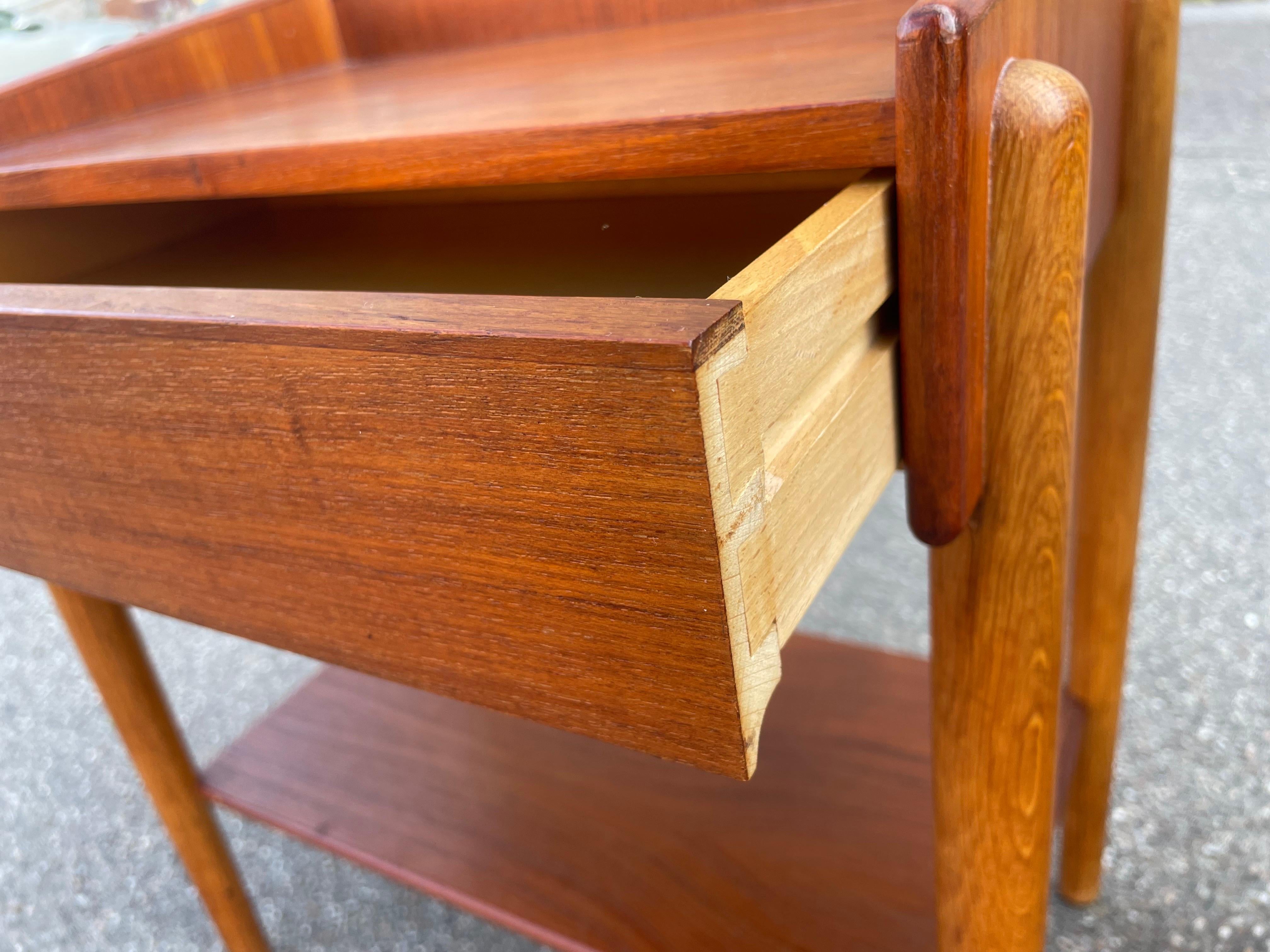 Pair of mid century Danish nightstands by Børge Mogensen in teak and oak 1950´s For Sale 1