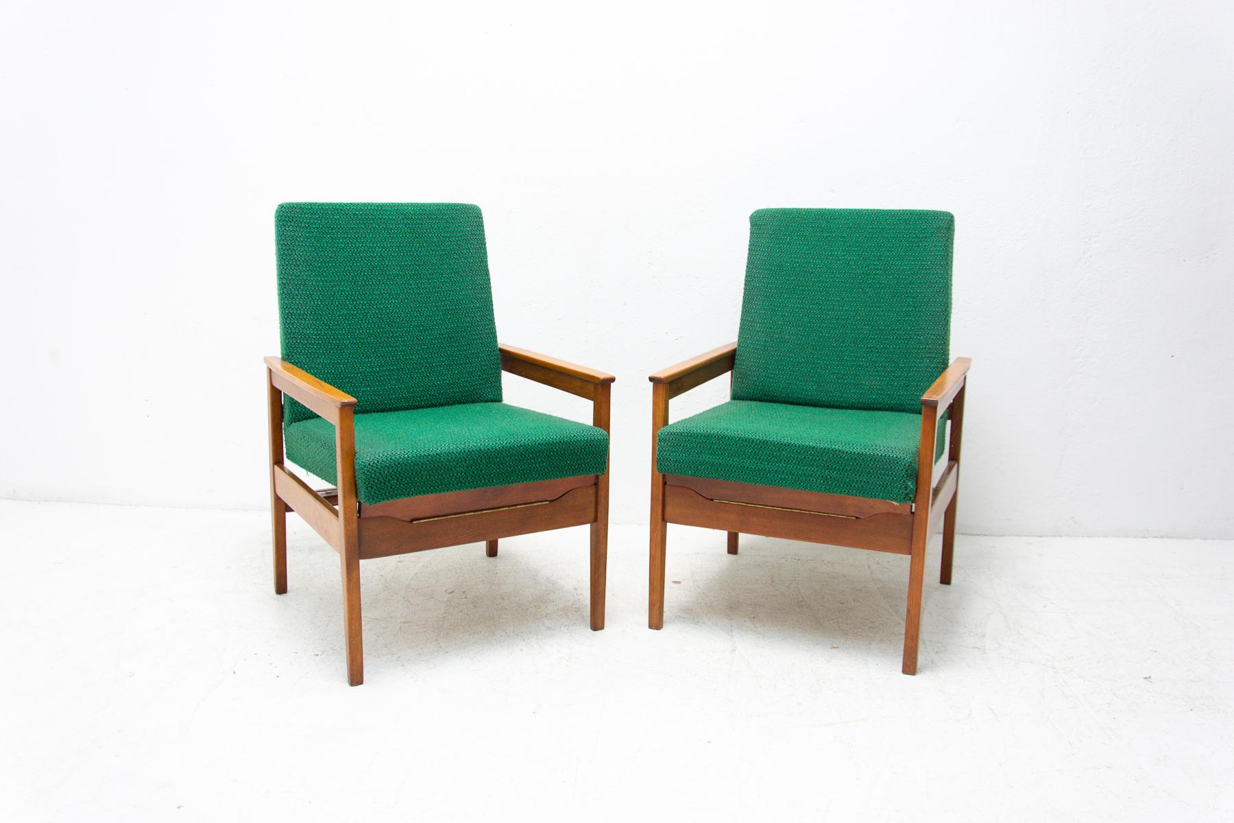 Pair of mid century armchairs, made in the 1960´s in the former Czechoslovakia. The structure is made of beech wood, the chairs has an original upholstery. In very good vintage condition. Price is for the pair.

Measures: Seat height 43 cm.