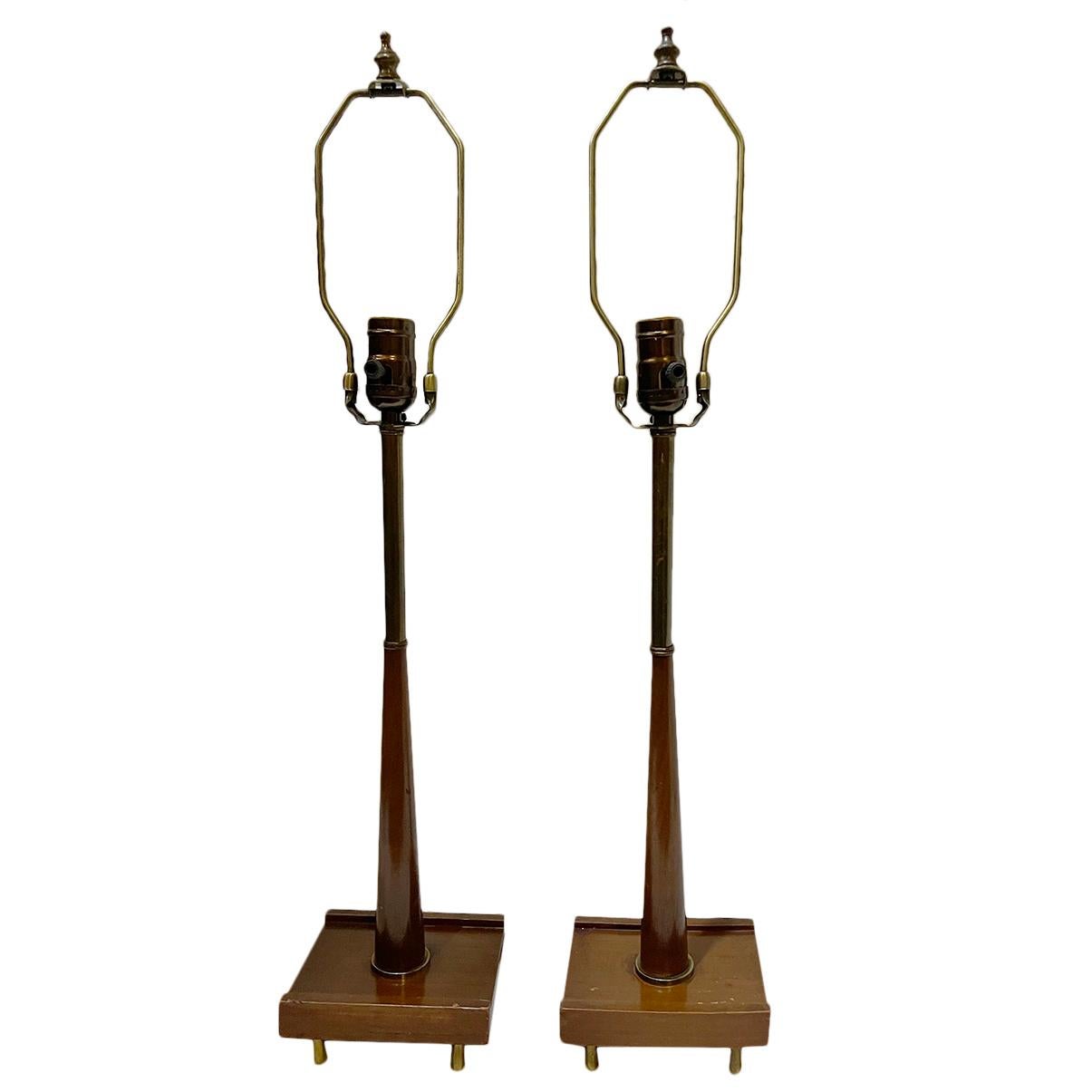 Pareja de lámparas de sobremesa danesas modernas de madera de hacia 1950.

Medidas:
Altura del cuerpo: 18.5
Anchura: 6