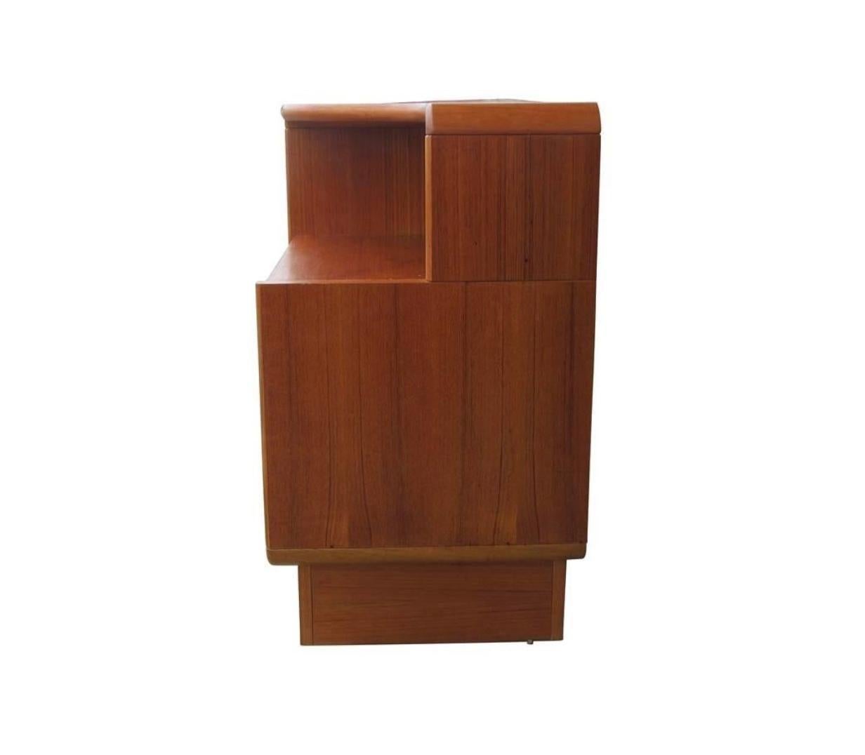 Pair of Mid Century Danish teak 2 drawer nightstands with top curved shelf In Good Condition In Brooklyn, NY