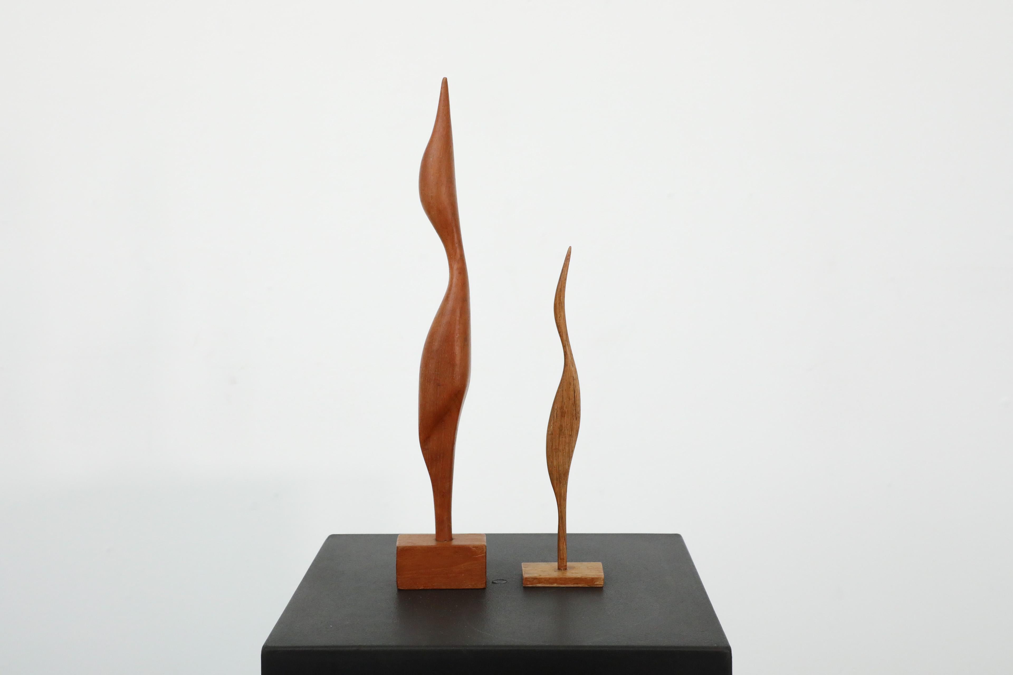 Paire de cigognes sculptées en teck danois du milieu du siècle. Le plus grand mesure 2,75