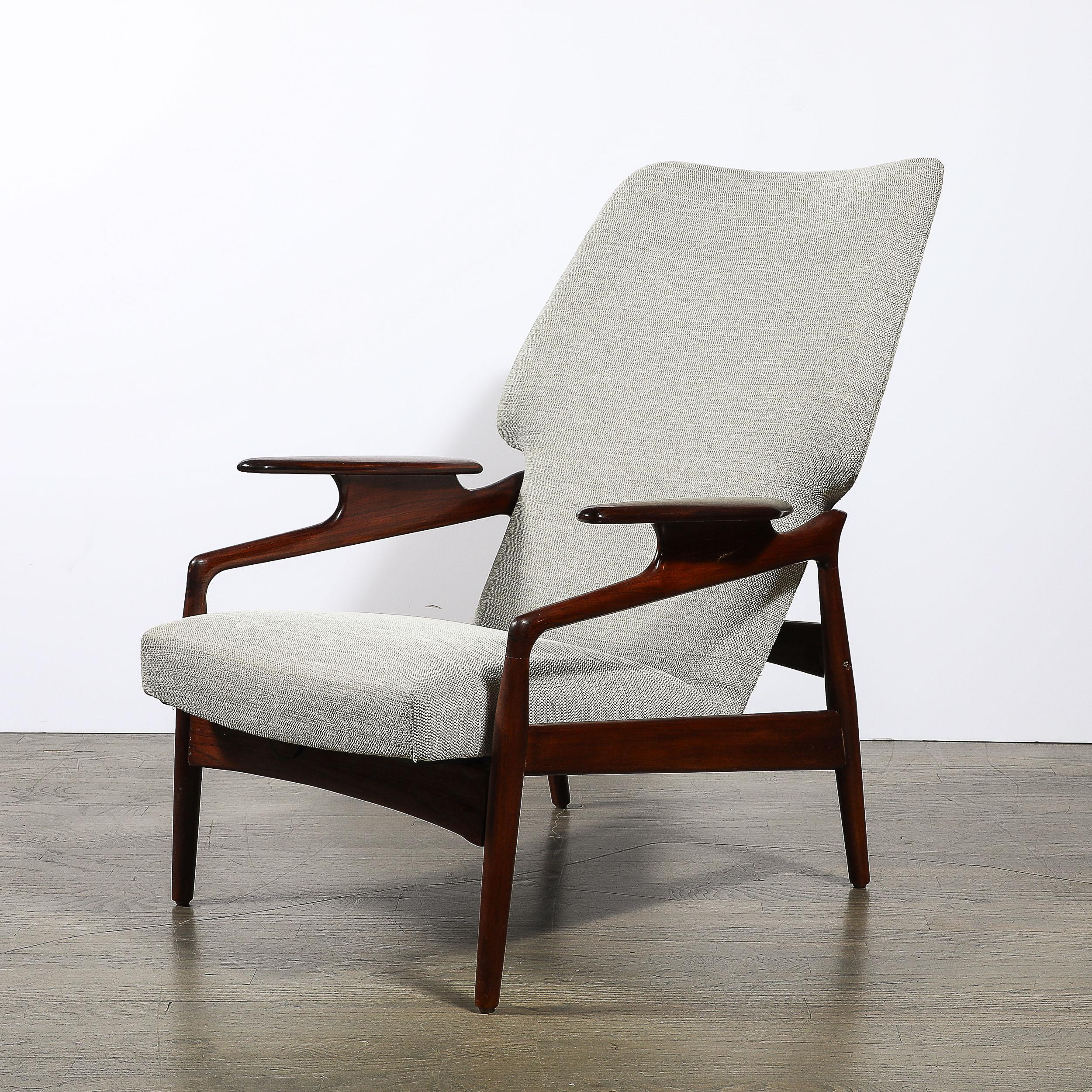 Cette paire de chaises longues inclinables en teck danois moderniste du milieu du siècle pour Advance Design par John Boné est originaire du Danemark, vers 1960. Formées en teck avec une somptueuse finition frottée à la main, ces chaises présentent