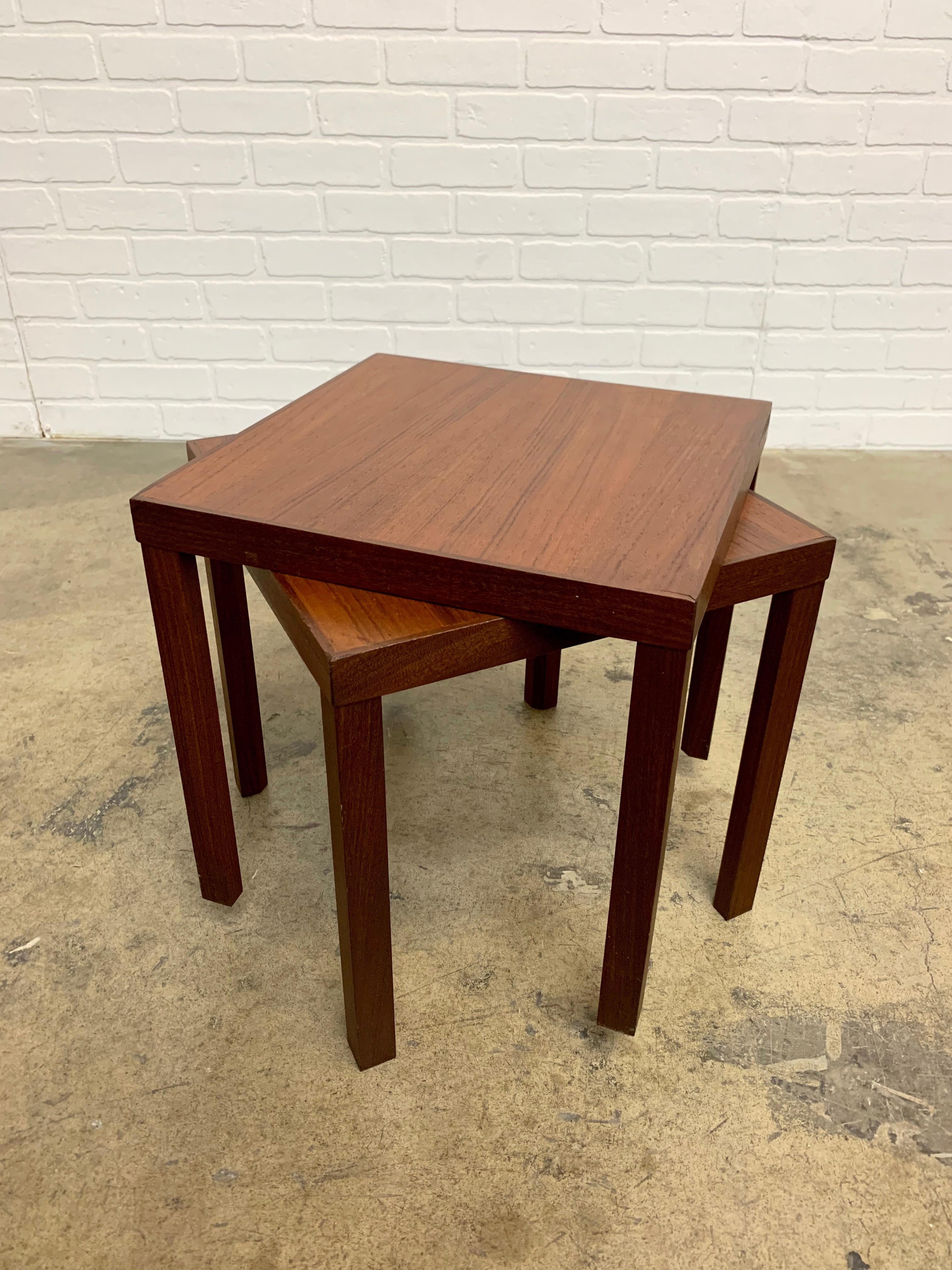 Zwei moderne dänische Teakholz-Beistelltische von Hans Olsen aus der Jahrhundertmitte.