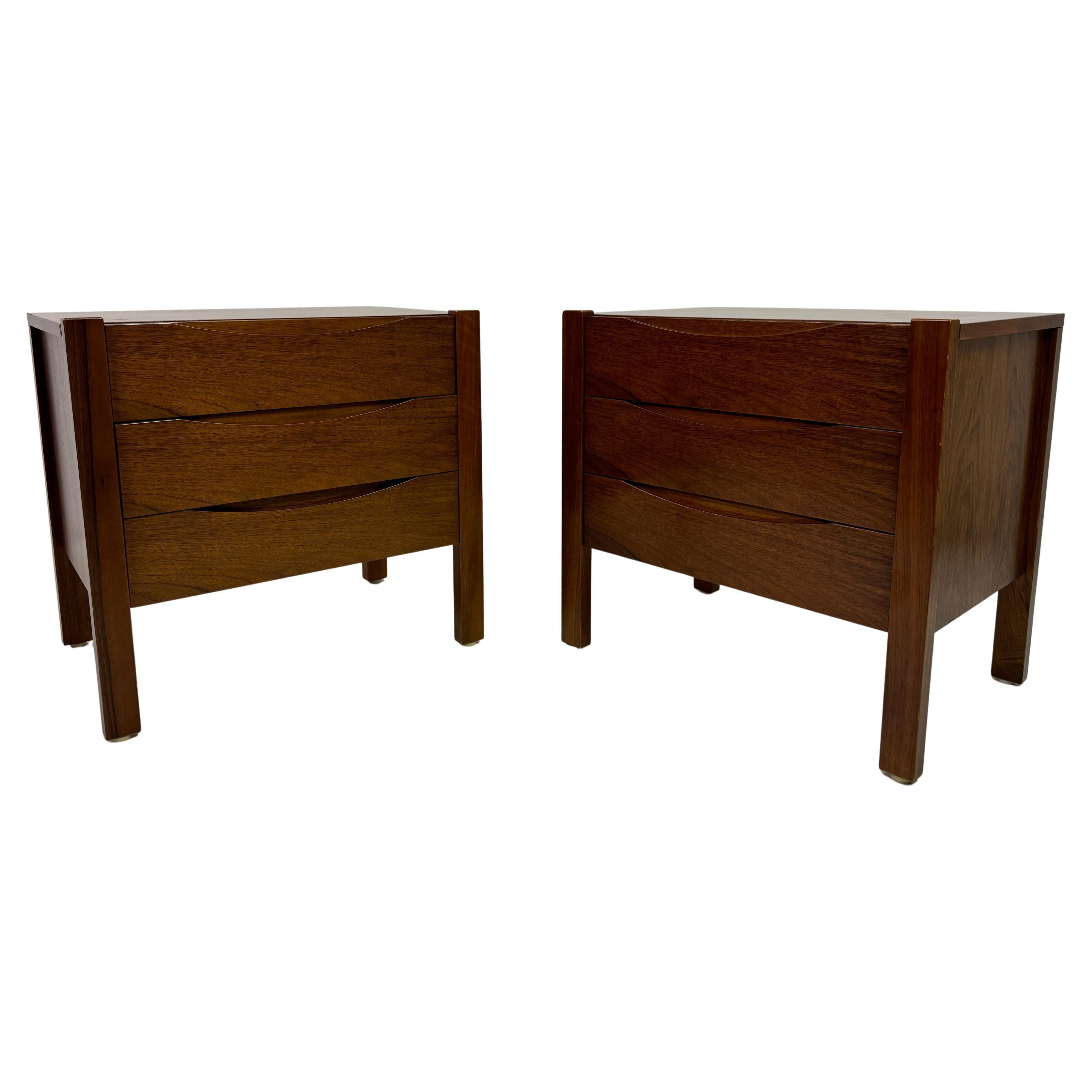 Coppia di comodini danesi in noce della metà del secolo scorso in vendita