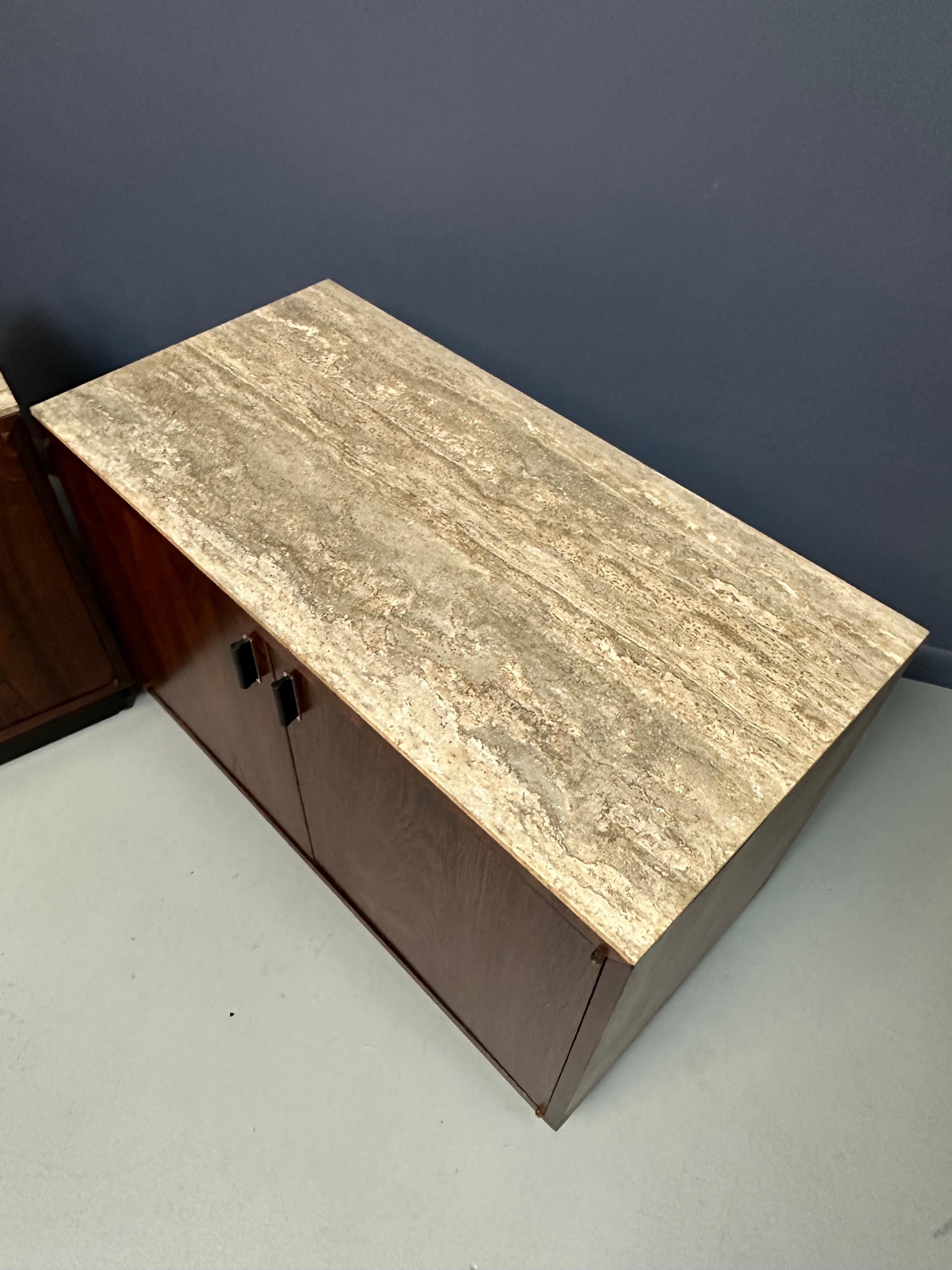 Coppia di cassapanche in legno di palissandro di David Parmelee con piani in marmo, risalenti alla metà del secolo scorso. in vendita 3
