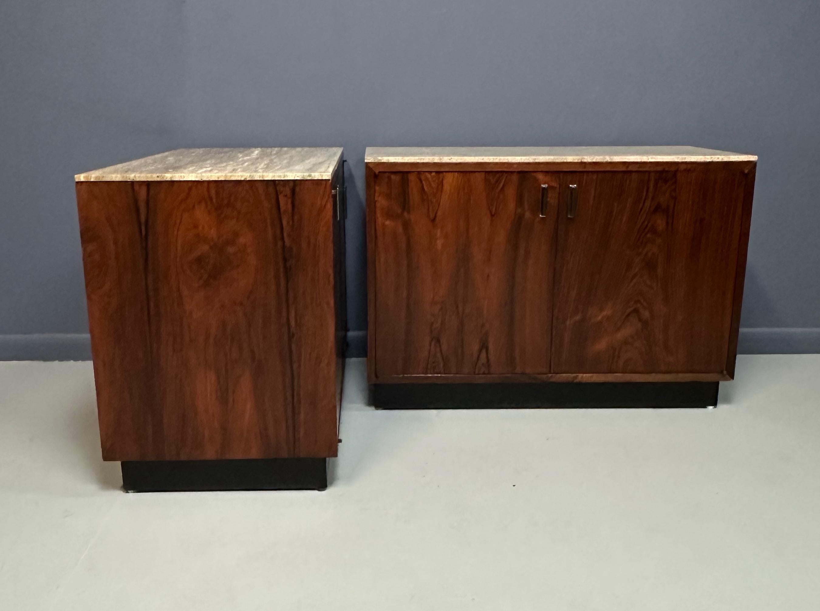 Mid-Century moderno Coppia di cassapanche in legno di palissandro di David Parmelee con piani in marmo, risalenti alla metà del secolo scorso. in vendita