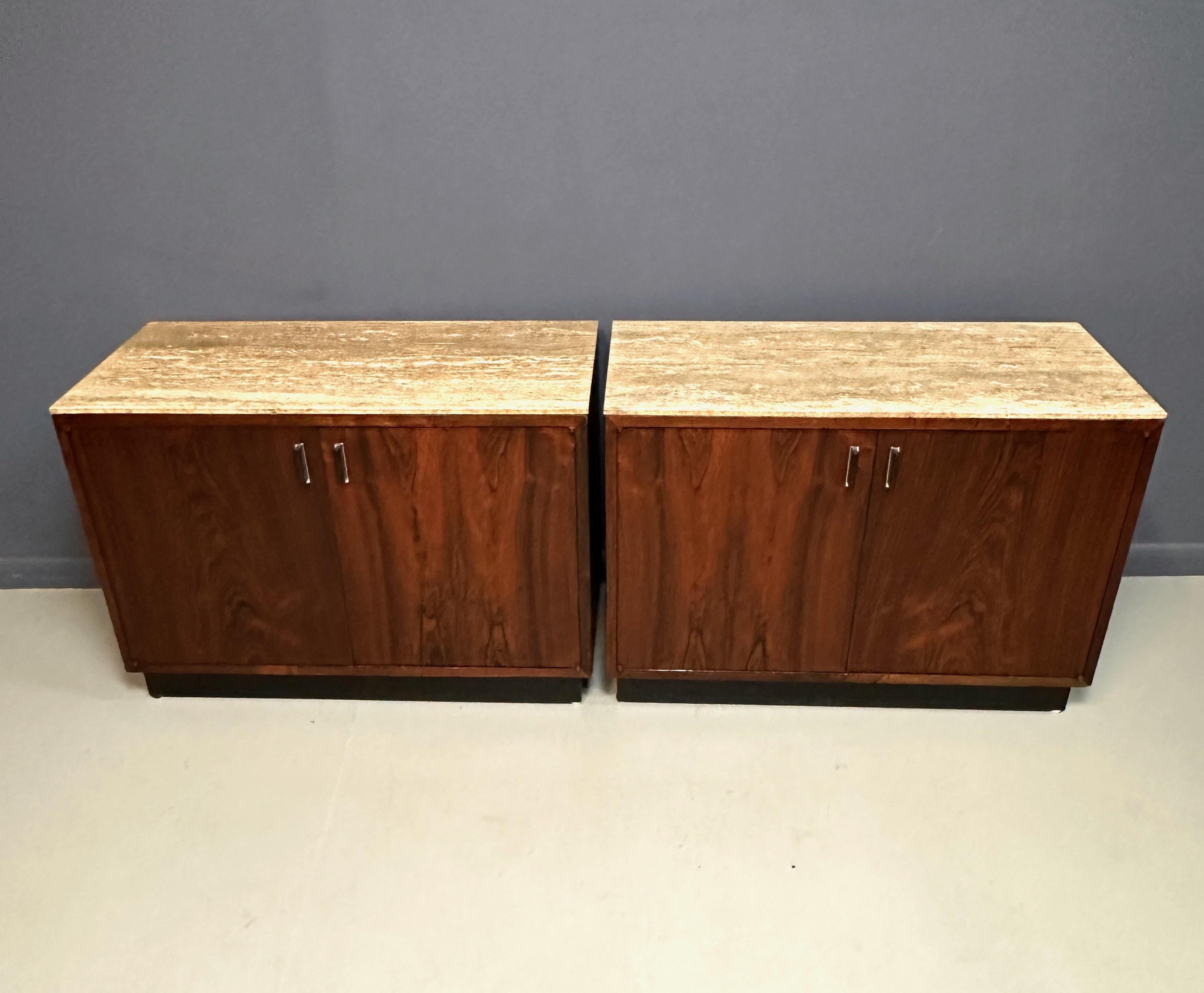 Nordamericano Coppia di cassapanche in legno di palissandro di David Parmelee con piani in marmo, risalenti alla metà del secolo scorso. in vendita
