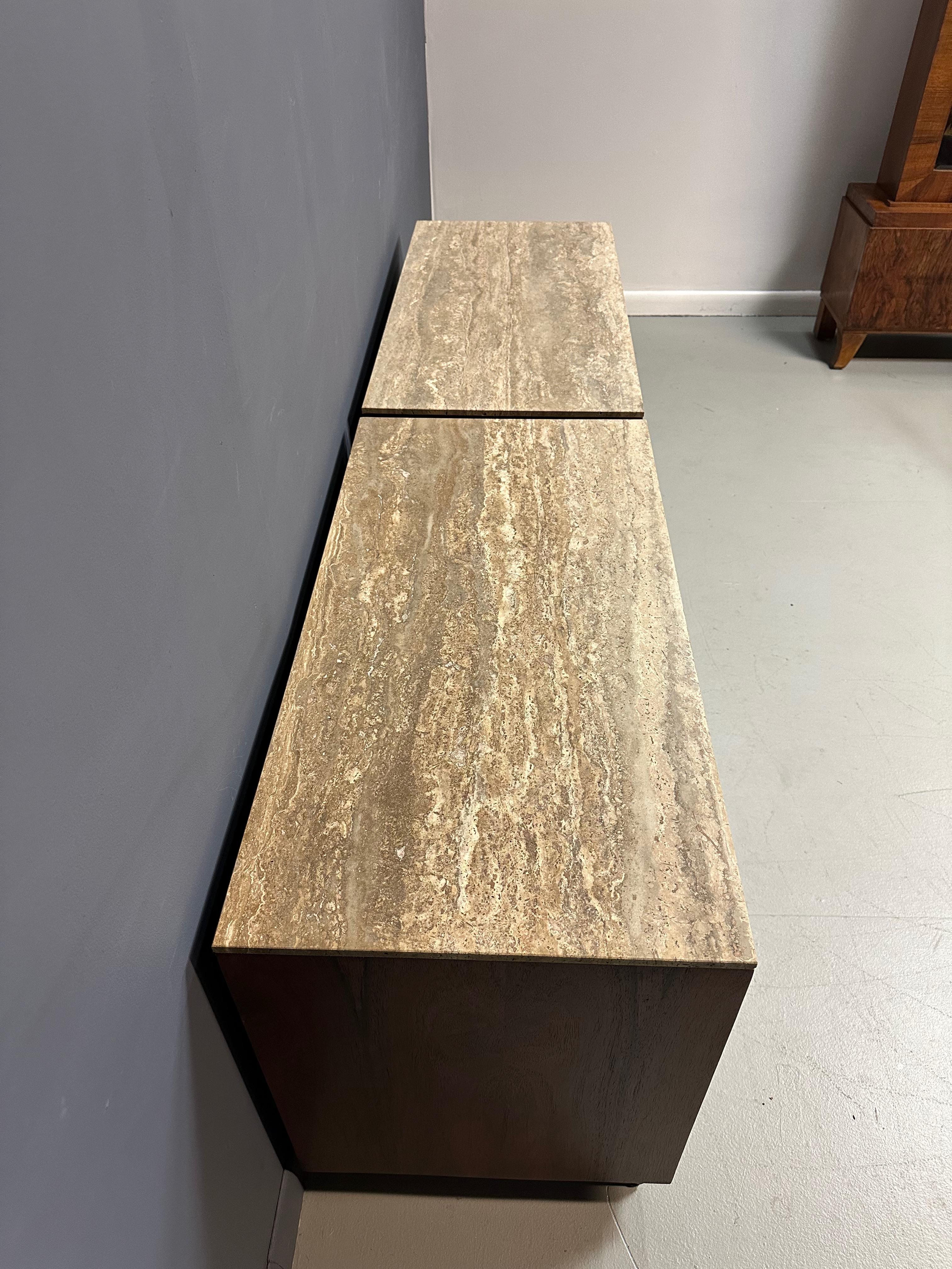 Coppia di cassapanche in legno di palissandro di David Parmelee con piani in marmo, risalenti alla metà del secolo scorso. in vendita 2