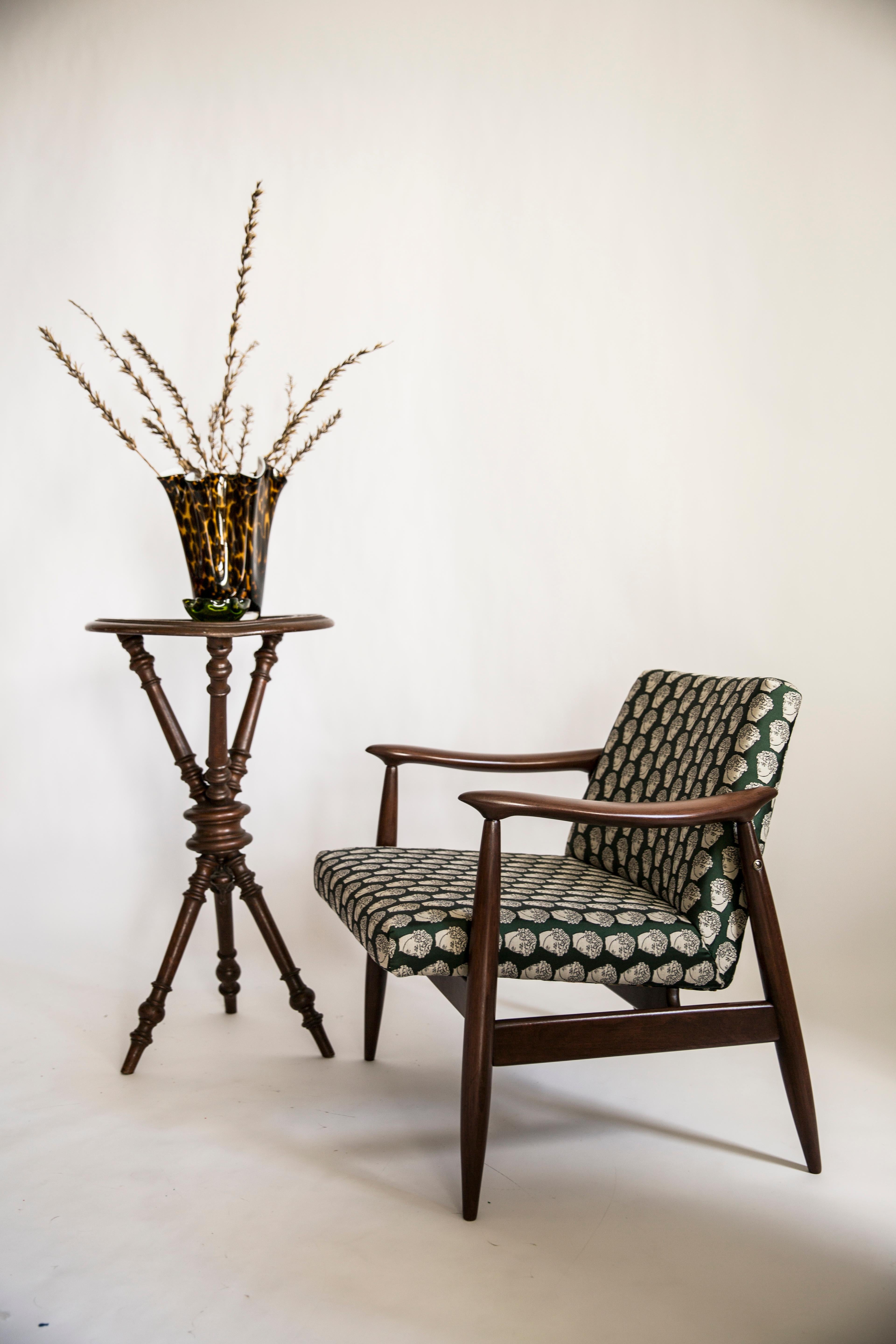 Der GFM-Sessel ist eine Ikone des polnischen Designs der PRL-Zeit.

Der berühmte Sessel wurde 1962 von dem polnischen Innenarchitekten und Möbeldesigner Edmund Homa entworfen. Produziert in der Niederschlesischen Möbelfabrik in Swiebodzice.

Dieses