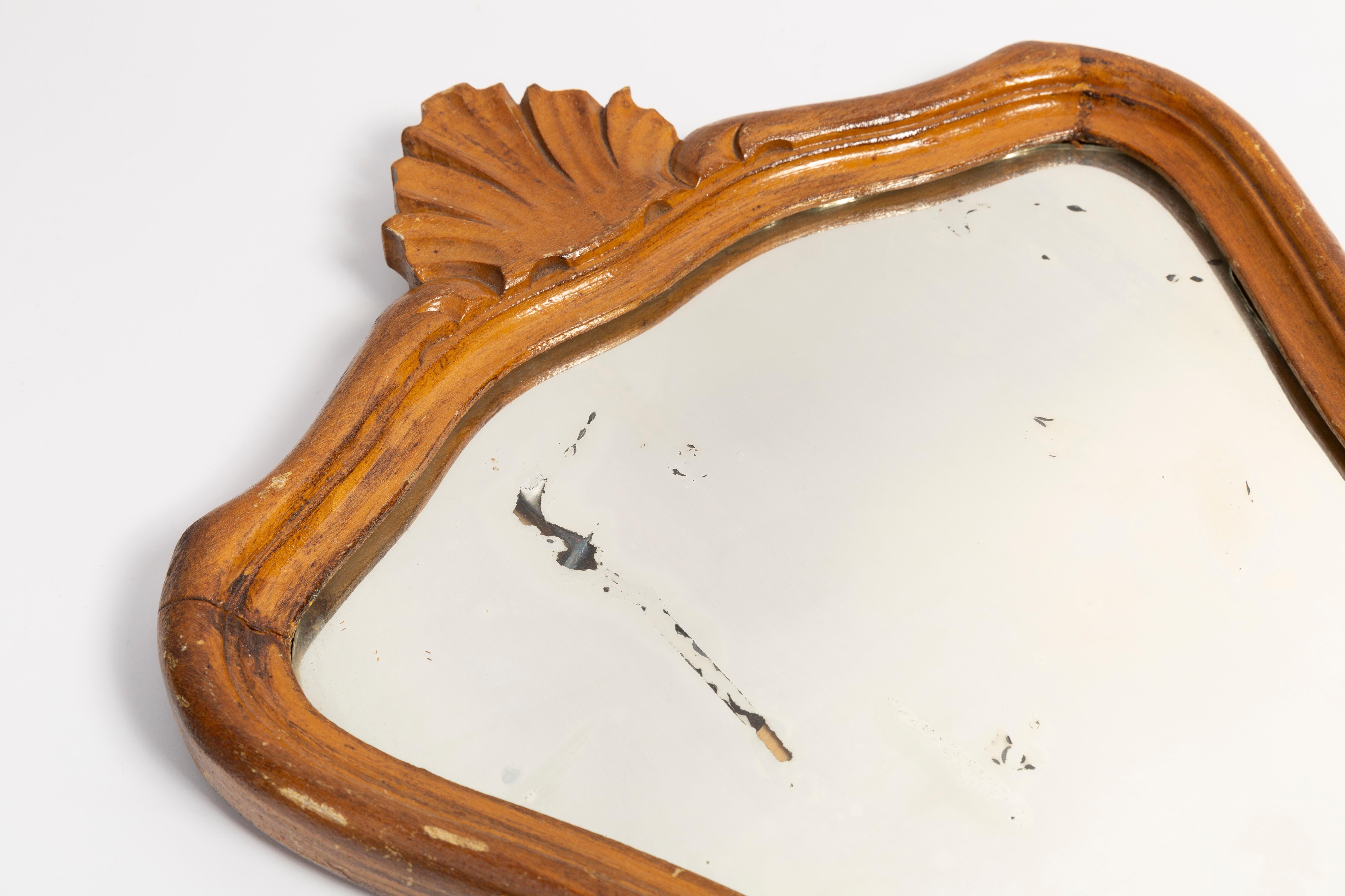 20ième siècle Paire de miroirs décoratifs vintage du milieu du siècle dernier avec cadre doré, Italie, années 1960 en vente