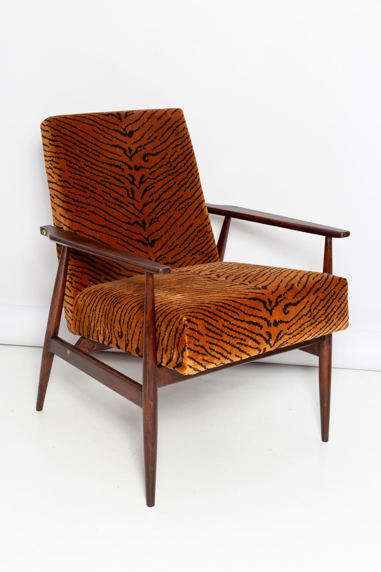 Un magnifique fauteuil restauré, conçu par Henryk Lis. Original des années 1960 produit en Europe, en Pologne. Meubles après rénovation complète de la menuiserie et de la tapisserie d'ameublement. Le tissu, qui recouvre un dossier et une assise, est