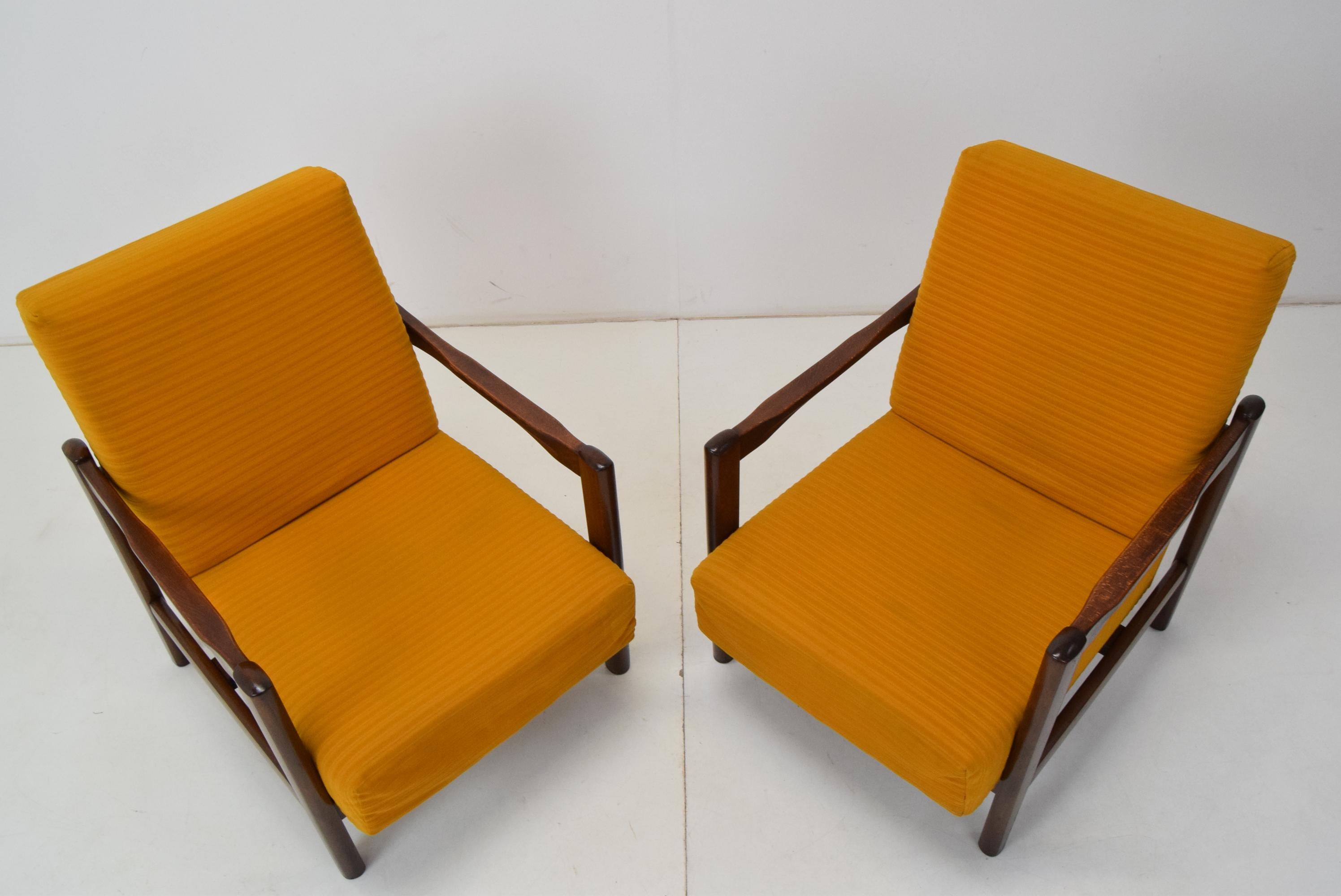 Ein Paar Sessel im Mid-Century-Design, 1960er Jahre (Tschechisch) im Angebot