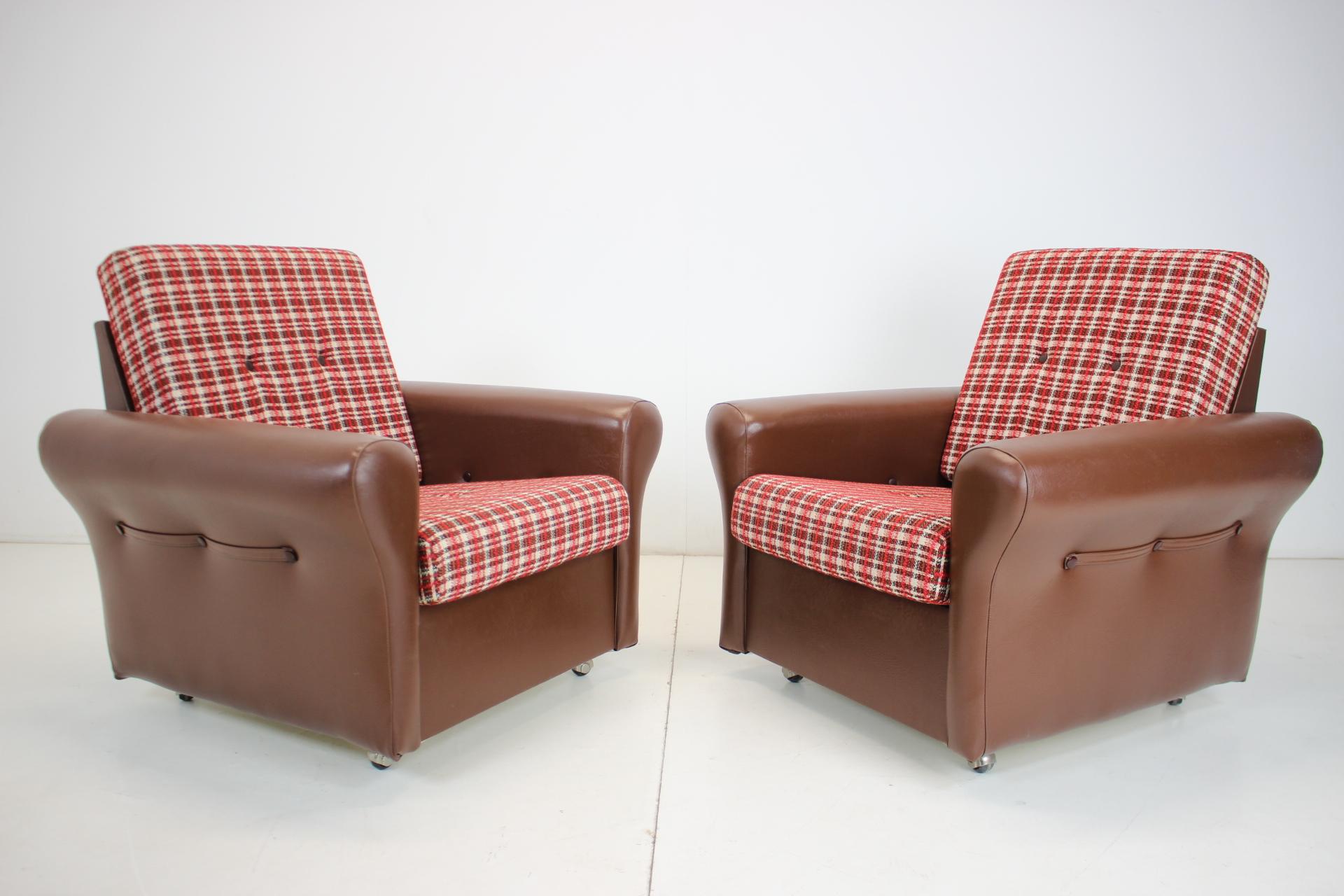 Made of Fabric, Leatherette
Each armchair has four swivel wheels,which makes it easy to move them around.
The leatherette is worn out in places,see foto
You can also buy one pieces
Original condition.