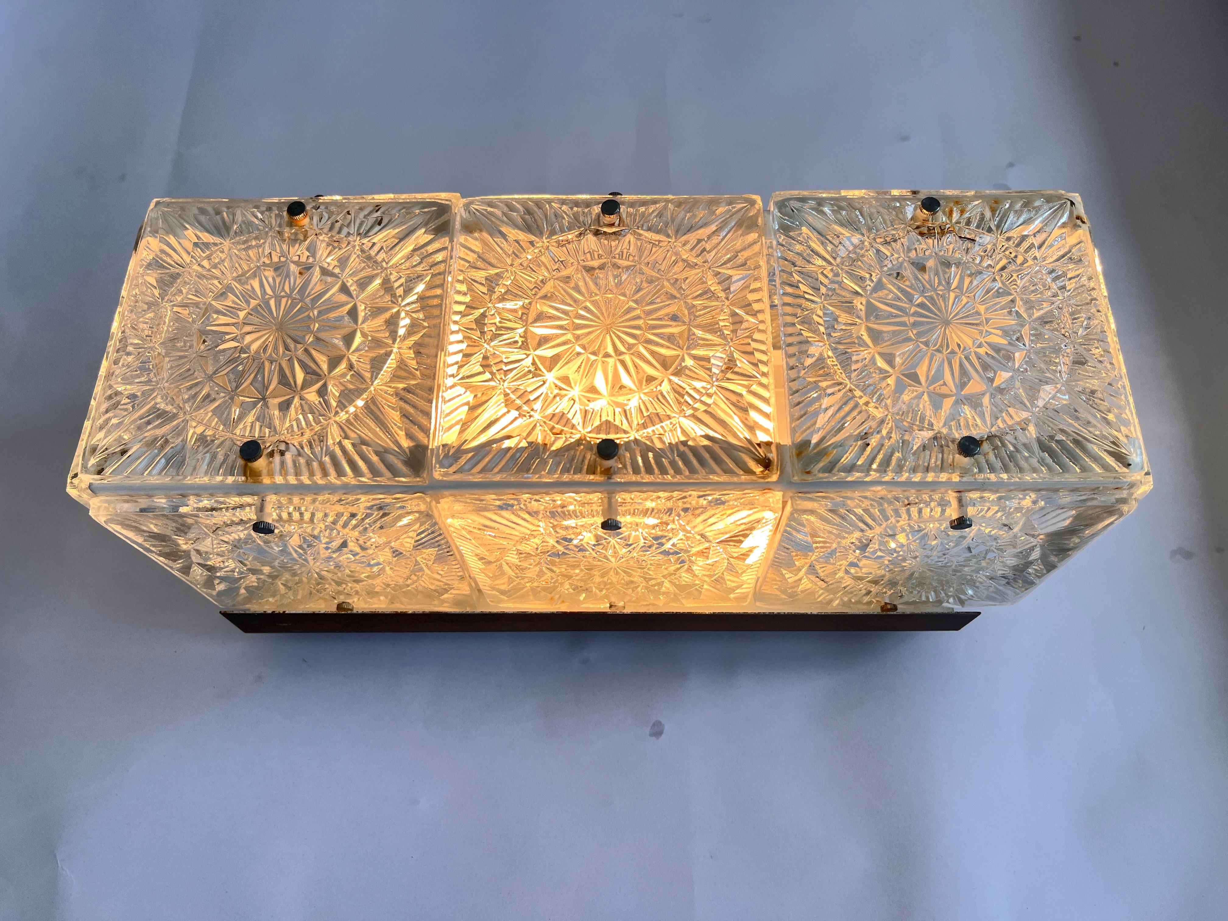 - Cecoslovacchia, intorno agli anni '70
- patina
- Compatibile con il cablaggio degli Stati Uniti
- due lampadine di qualsiasi potenza
jr