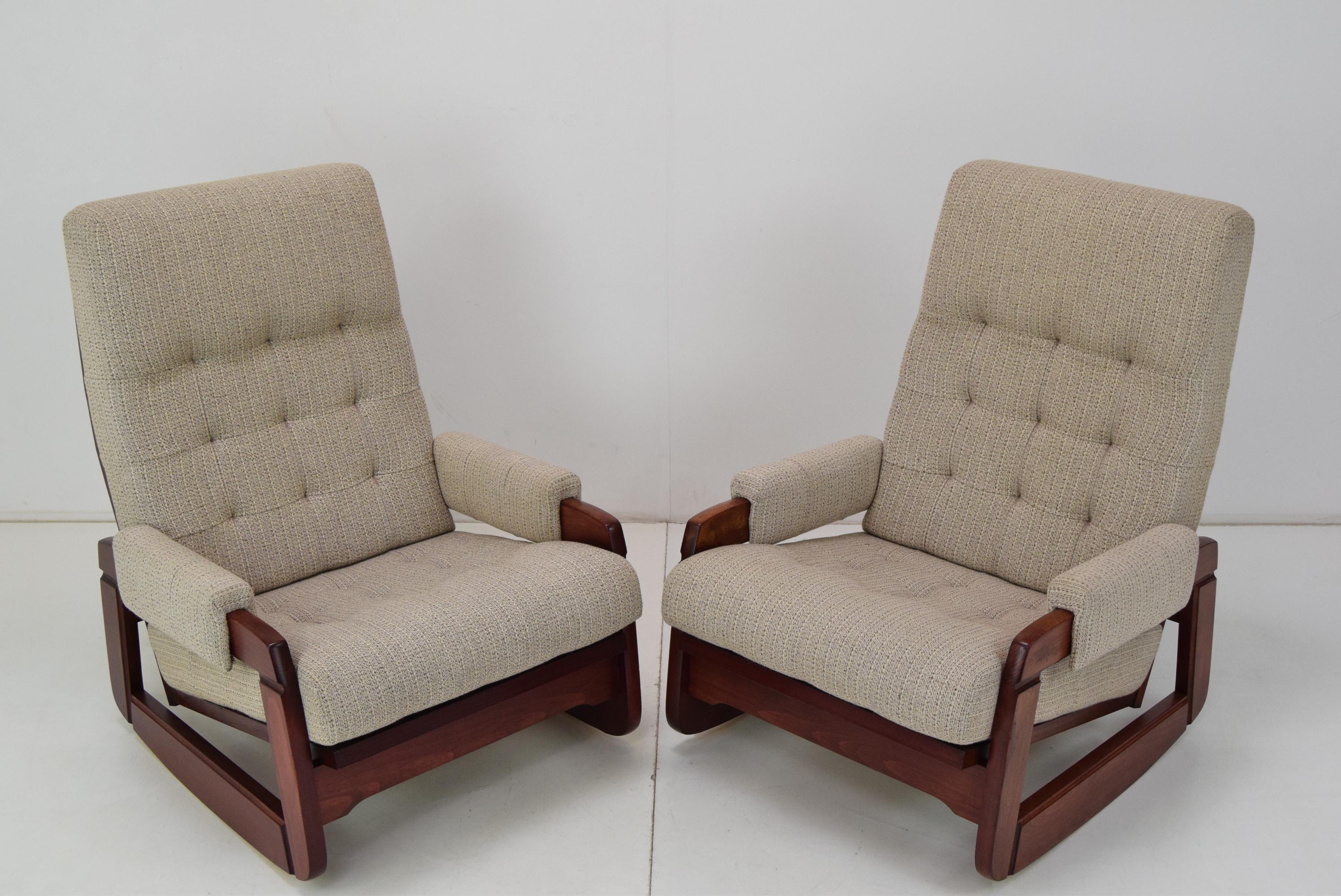 Mid-Century moderno Coppia di poltrone a dondolo dal design di metà secolo, anni '80. in vendita