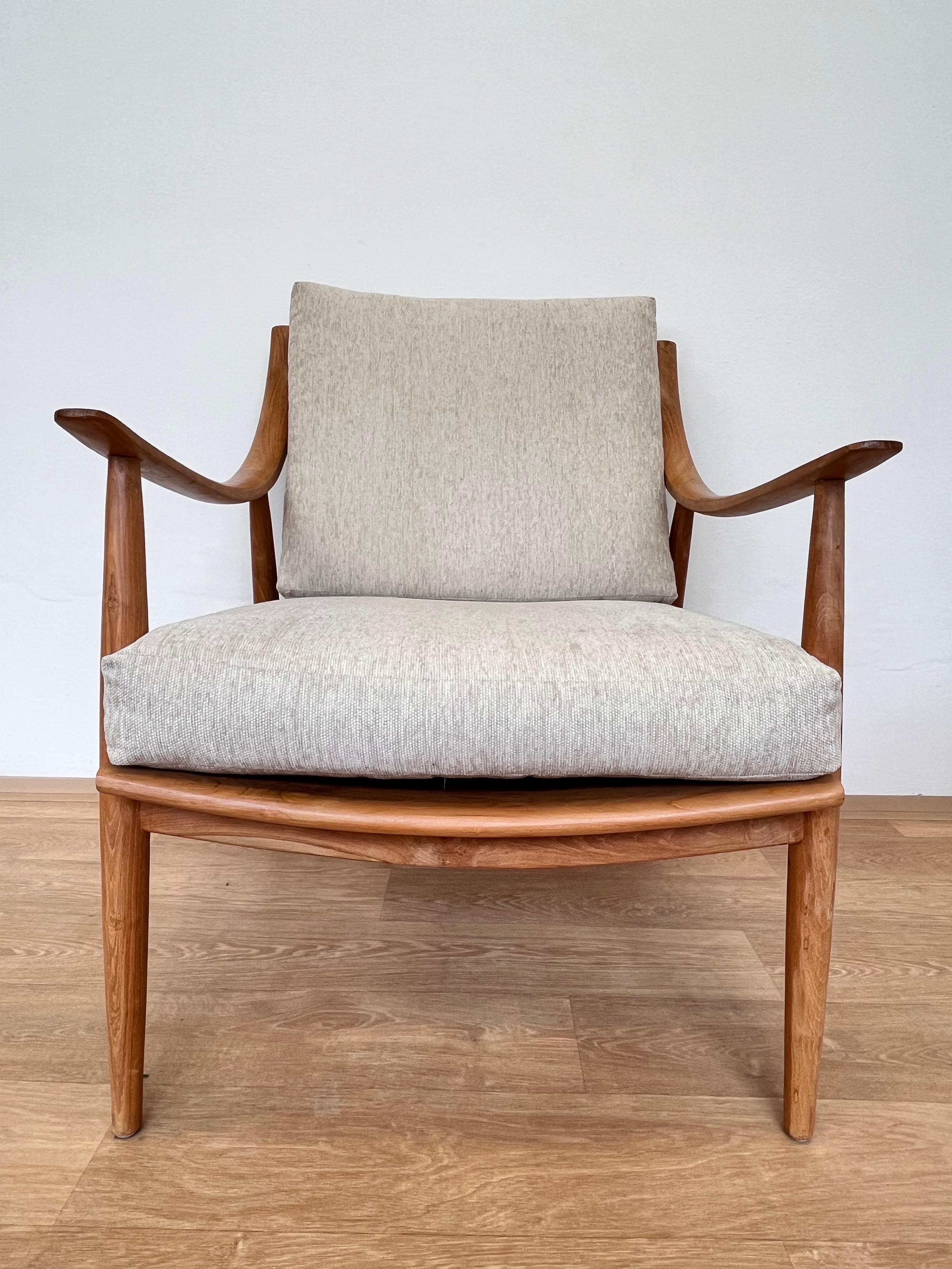 - 1960s
- perfect condition
- new upholstery, wooden parts completely renovated
- Peter Hvidt And Orla Mølgaard ?
jr