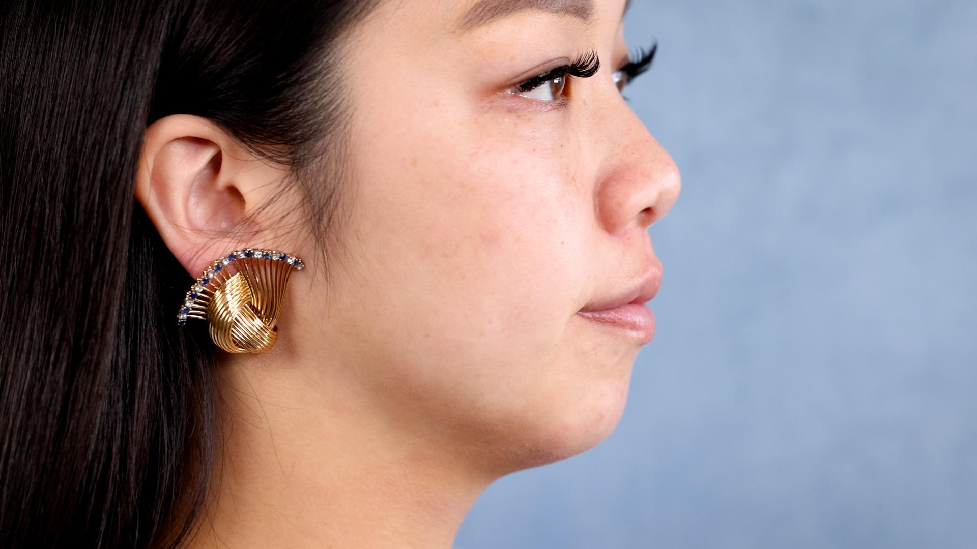 Taille brillant Paire de boucles d'oreilles du milieu du siècle en or jaune 18k avec diamant et saphir en vente