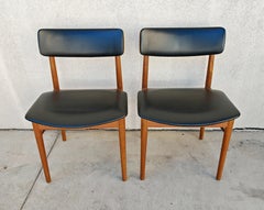 Pareja de sillas de comedor Mid Century de teca y vinilo, diseñadas por Sven Chrobat