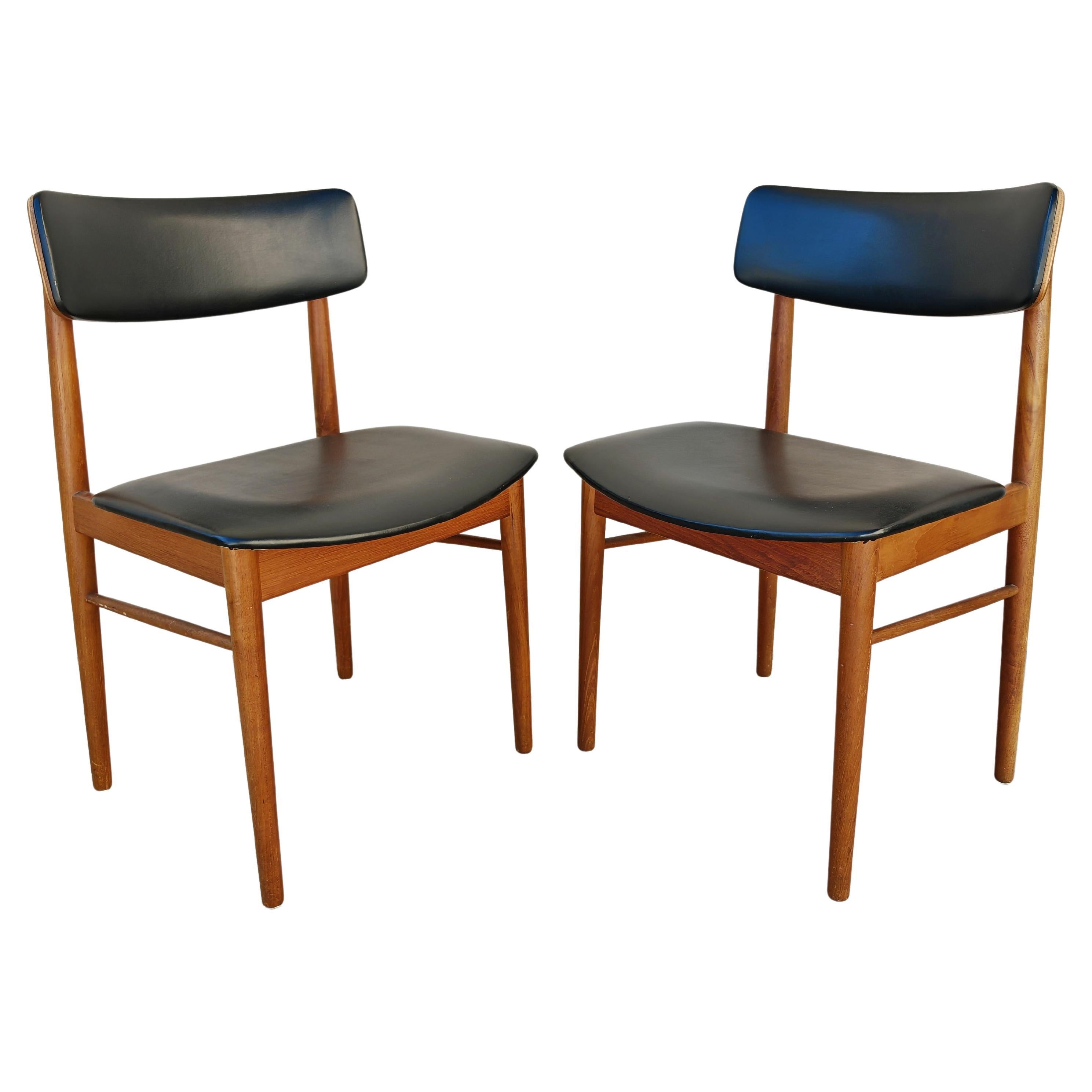Coppia di sedie da pranzo del Mid Century in teak e vinile, disegnate da Sven Chrobat