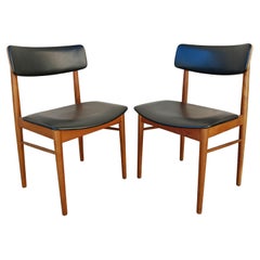Coppia di sedie da pranzo del Mid Century in teak e vinile, disegnate da Sven Chrobat