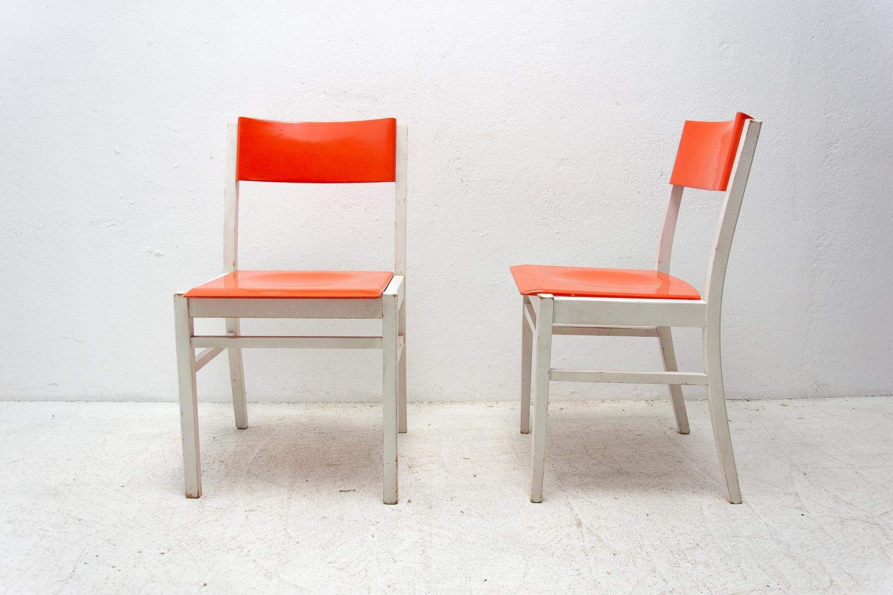 Pair of Midcentury Dining Chairs TON, 1960s, Czechoslovakia For Sale 1