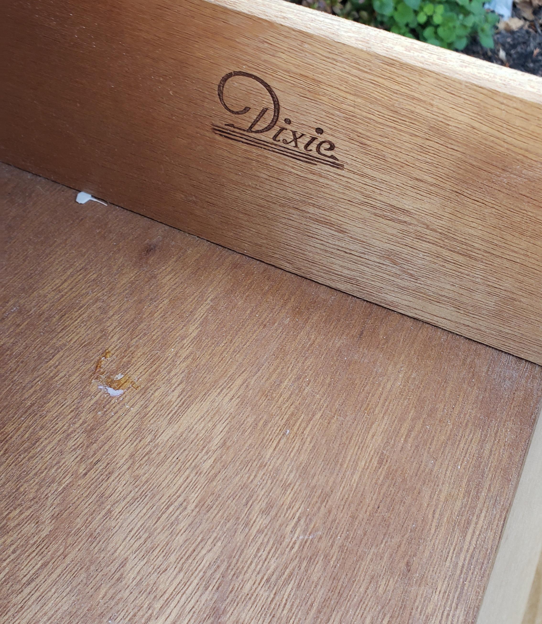Paar Dixie-Möbel aus der Mitte des Jahrhunderts Beistelltische mit einer Schublade im Angebot 2