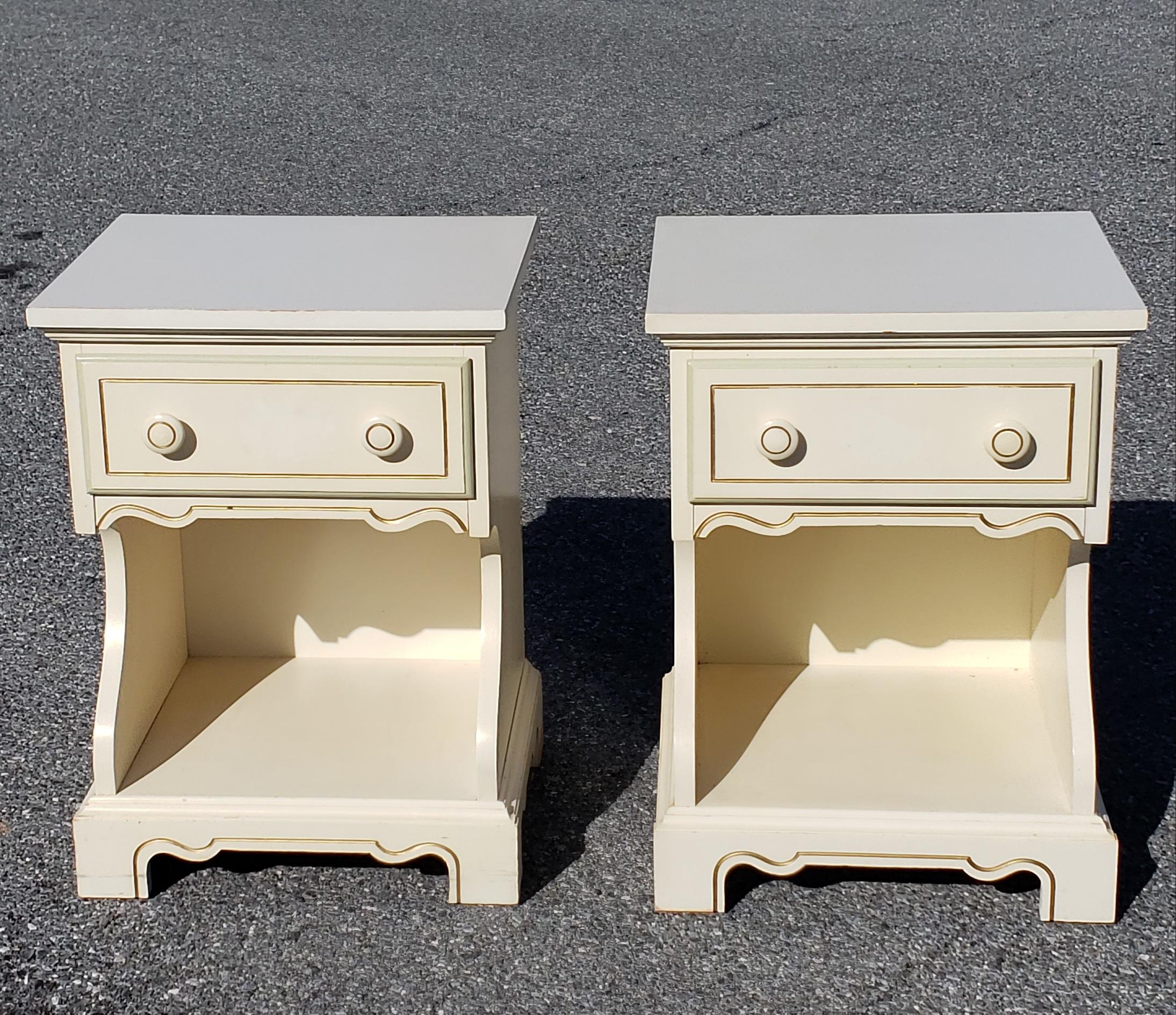 Provincial français Paire de tables d'appoint à un tiroir de Dixie Furniture Mid Century en vente