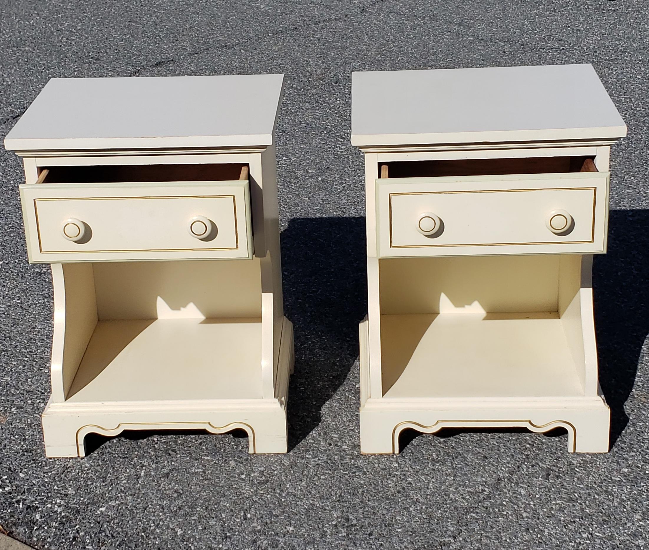 Paar Dixie-Möbel aus der Mitte des Jahrhunderts Beistelltische mit einer Schublade (Unbekannt) im Angebot