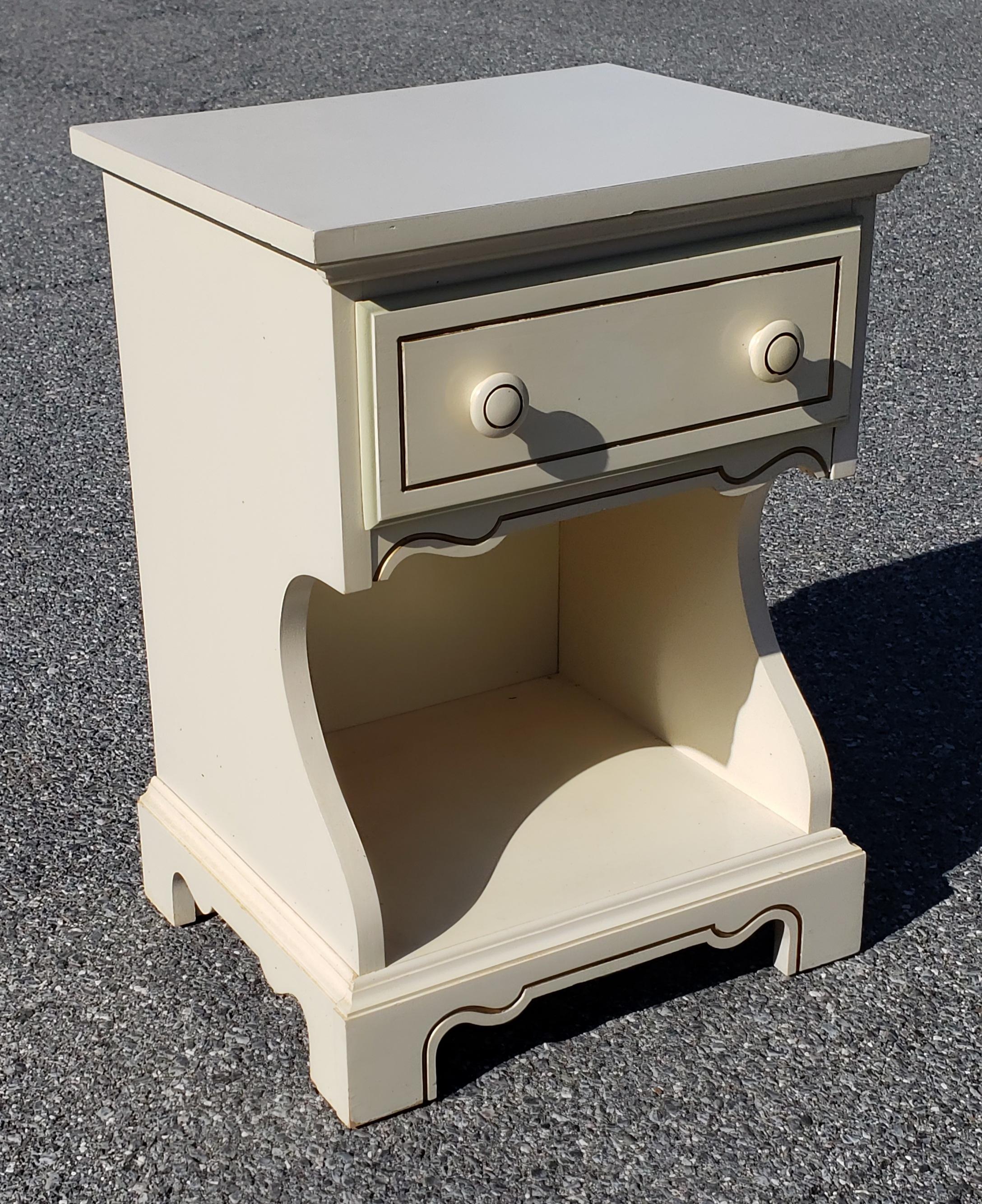 Pair of Midcentury Dixie Furniture Single Drawer Side Tables In Good Condition For Sale In Germantown, MD