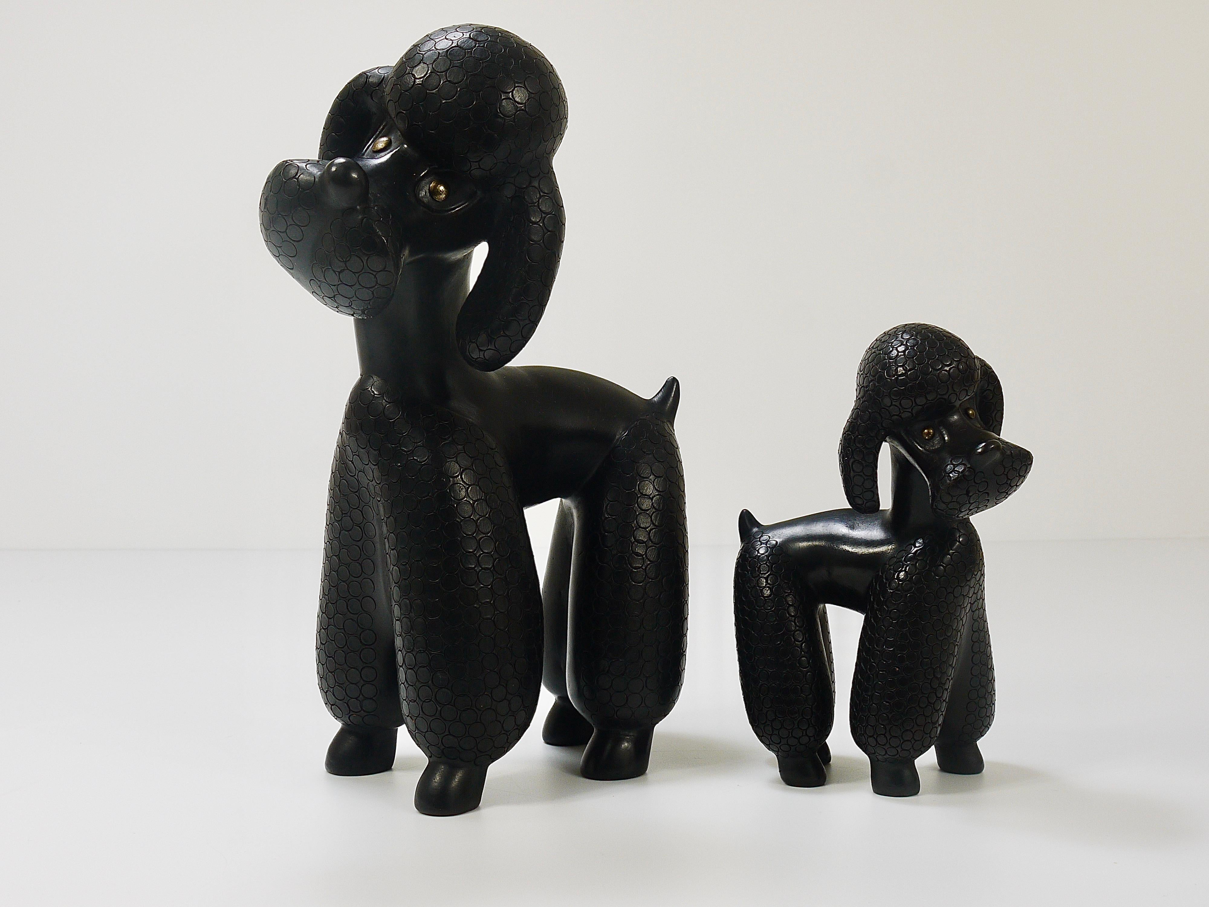 Vernissé Paire de sculptures de caniches du milieu du siècle par Leopold Anzengruber, Autriche, années 1950 en vente