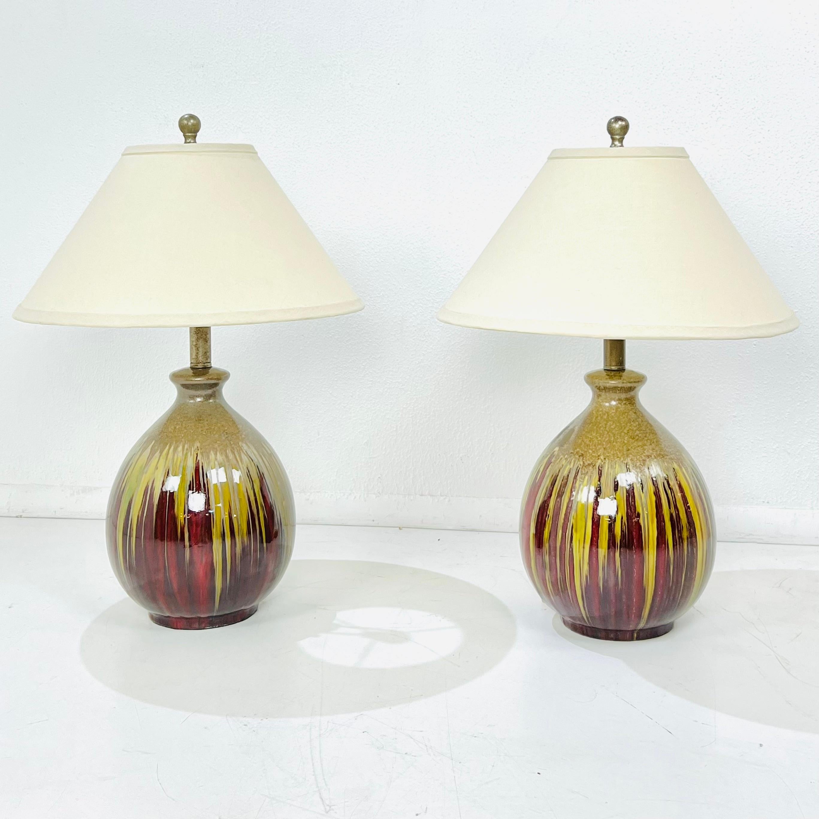 Pareja de lámparas de cerámica esmaltada de mediados de siglo en venta 3