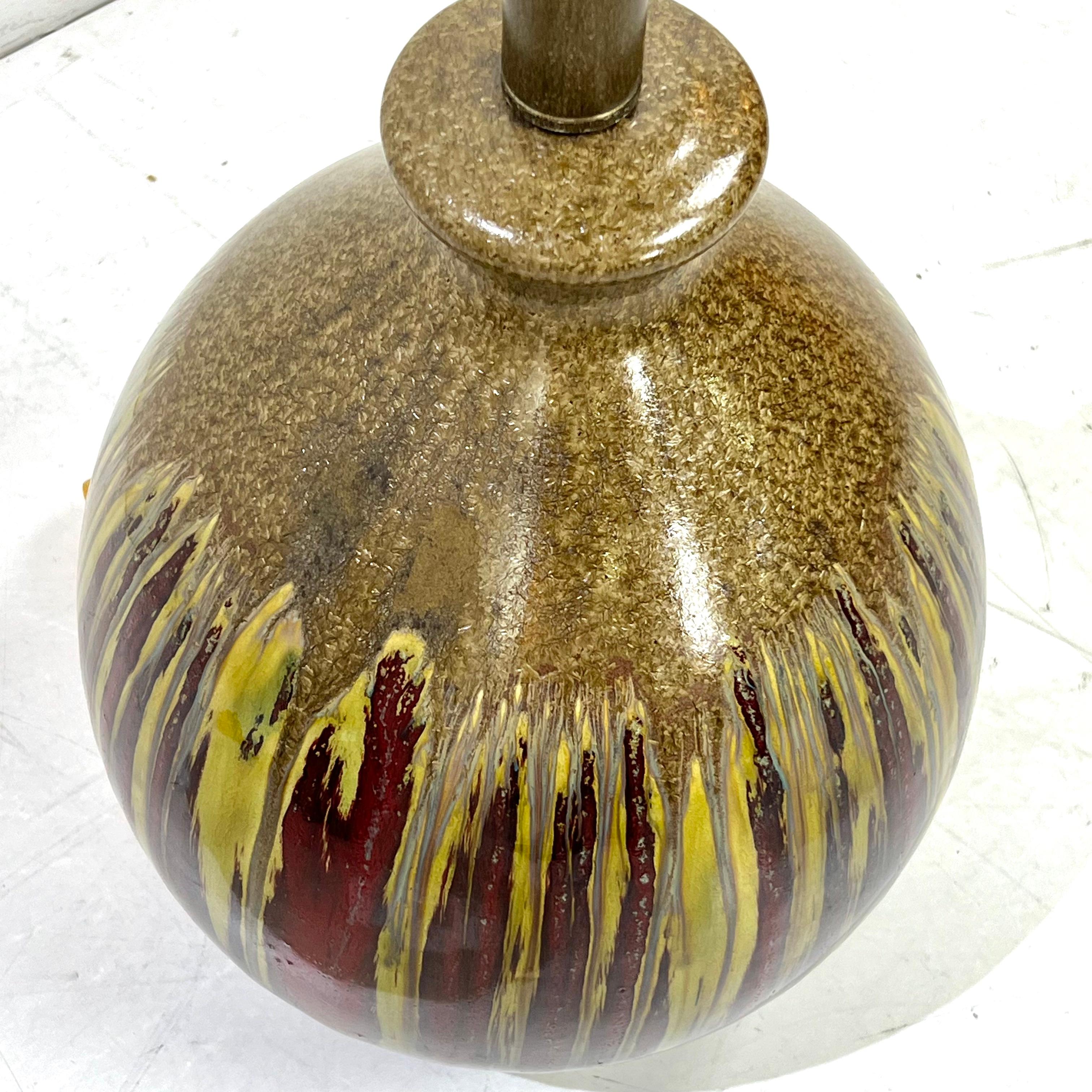 Pareja de lámparas de cerámica esmaltada de mediados de siglo en venta 9