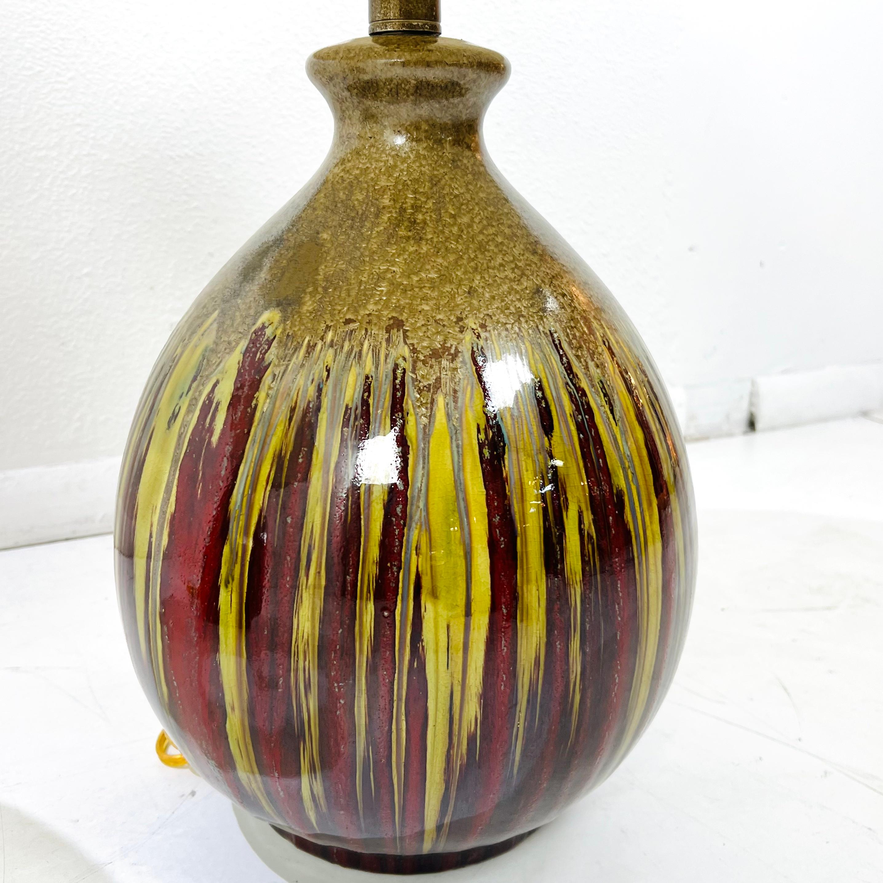 Pareja de lámparas de cerámica esmaltada de mediados de siglo en venta 10