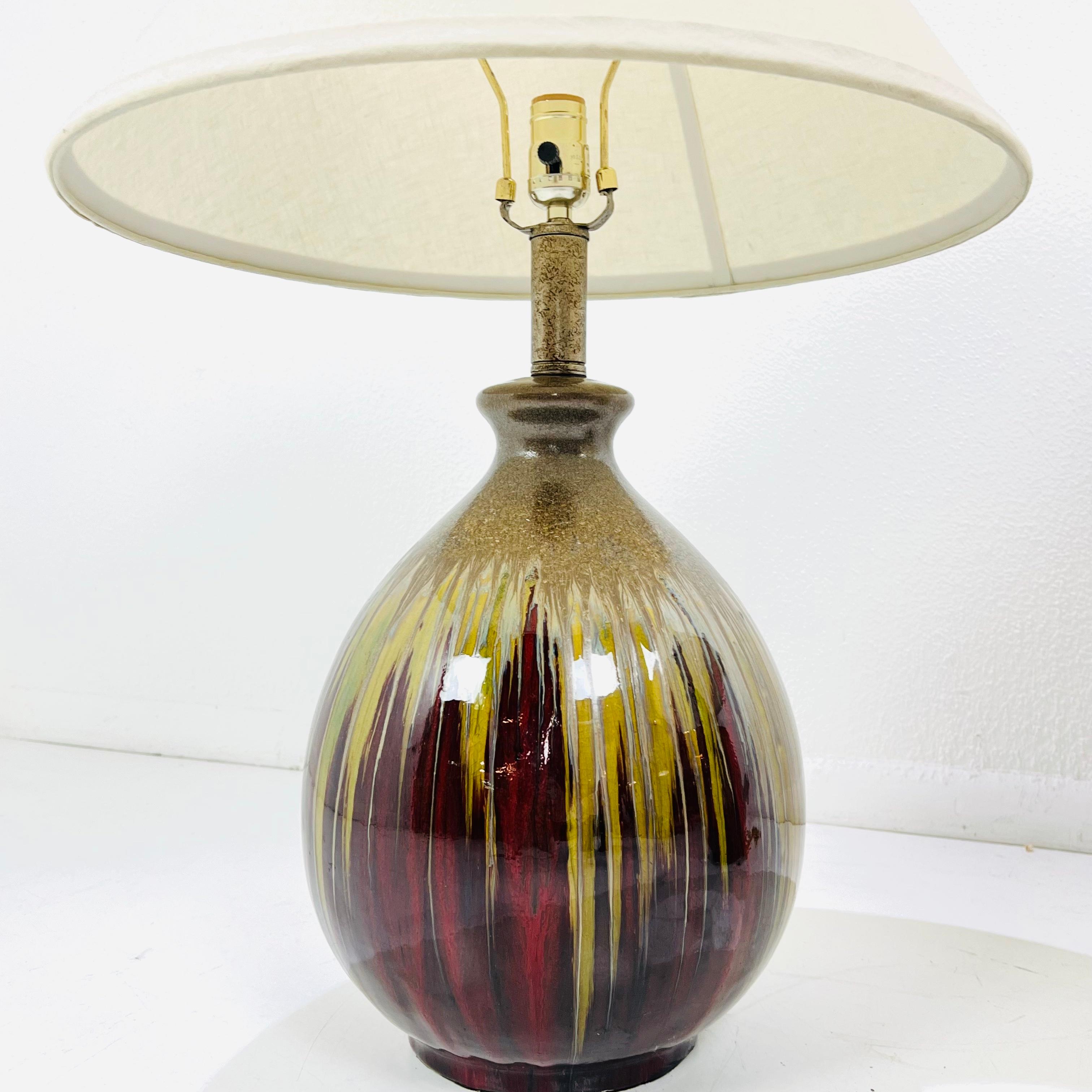 Pareja de lámparas de cerámica esmaltada de mediados de siglo en venta 11