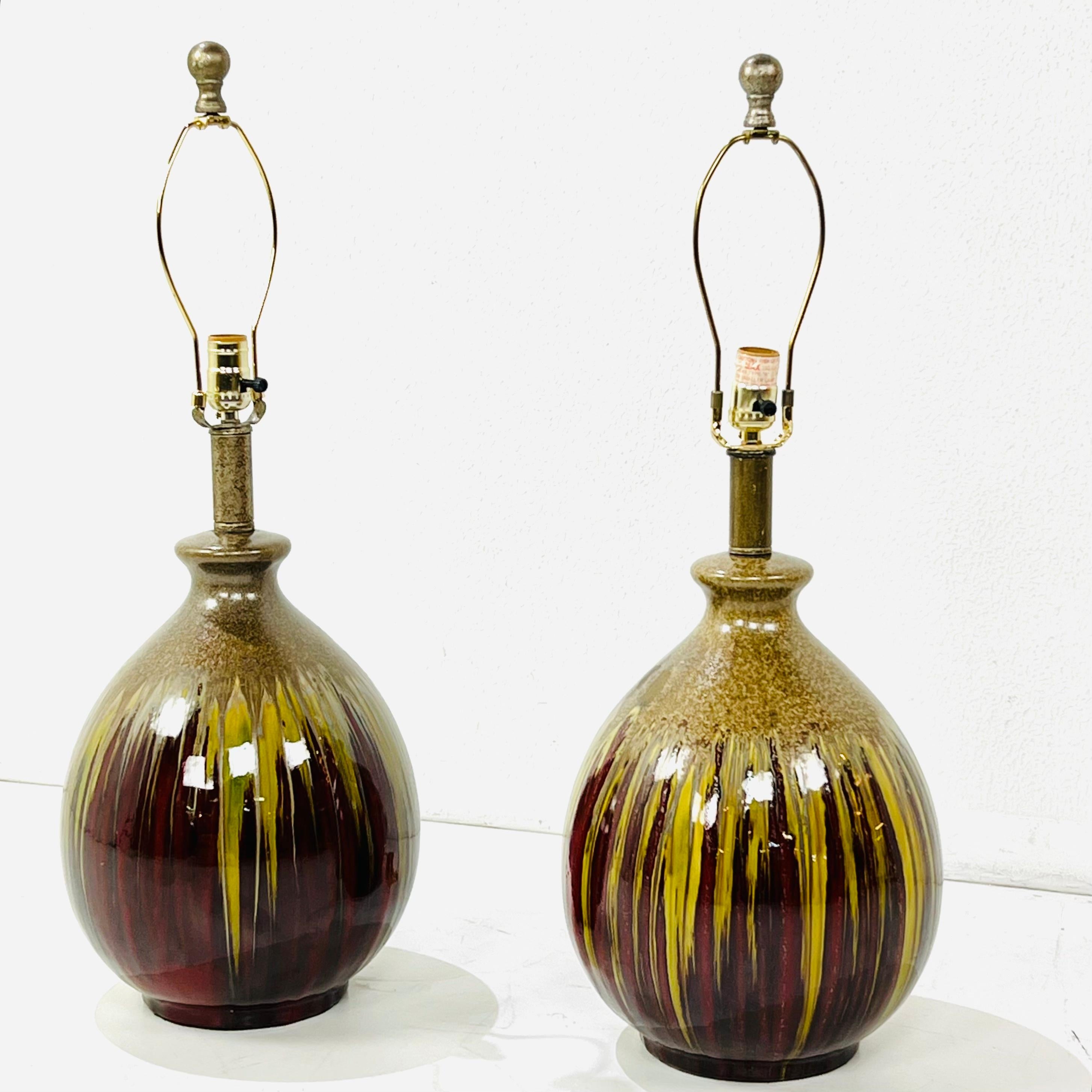 Pareja de lámparas de cerámica esmaltada de mediados de siglo Moderno de mediados de siglo en venta