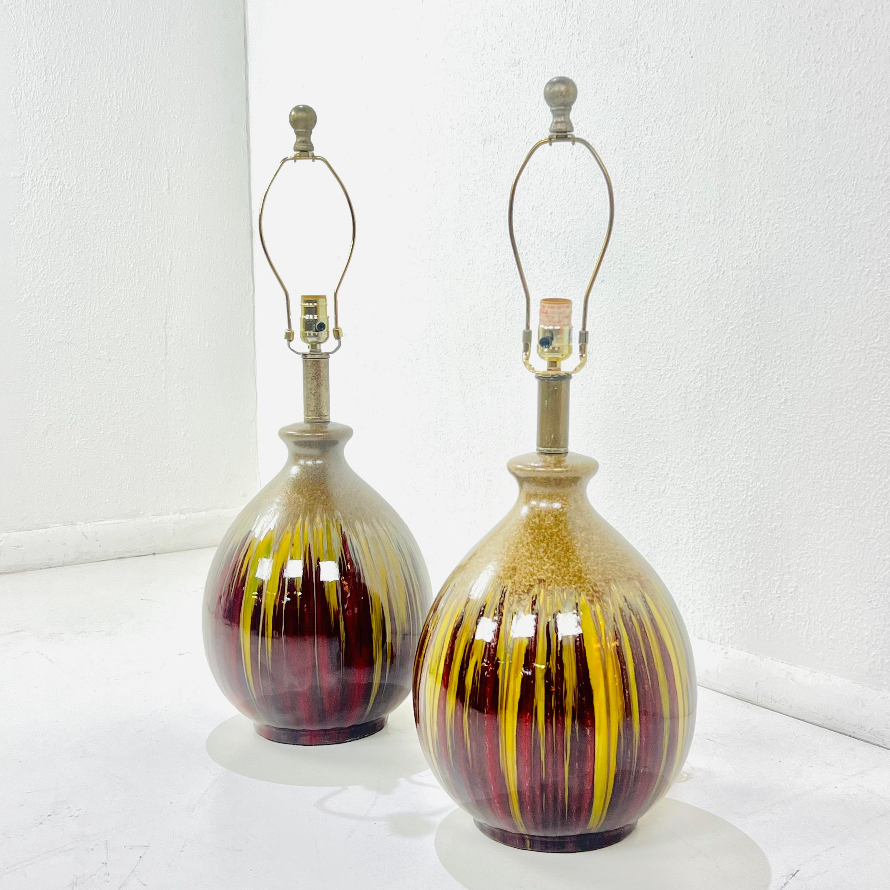 Pareja de lámparas de cerámica esmaltada de mediados de siglo en Bueno estado para la venta en Dallas, TX