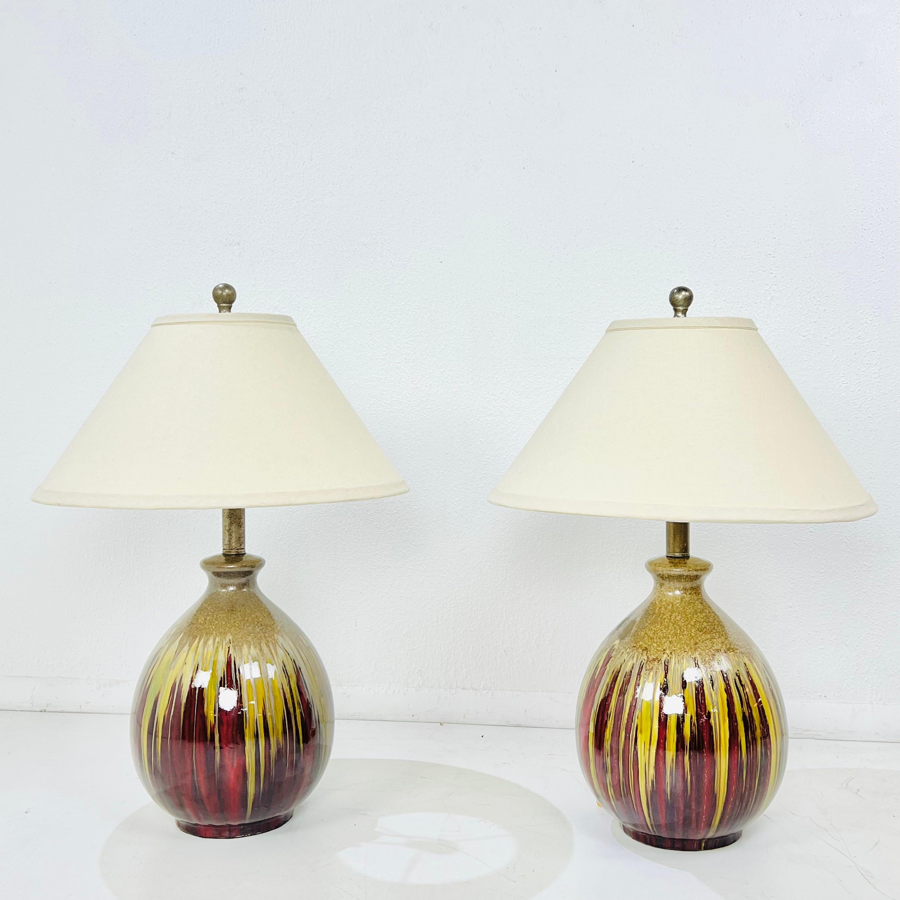 Pareja de lámparas de cerámica esmaltada de mediados de siglo en venta 1