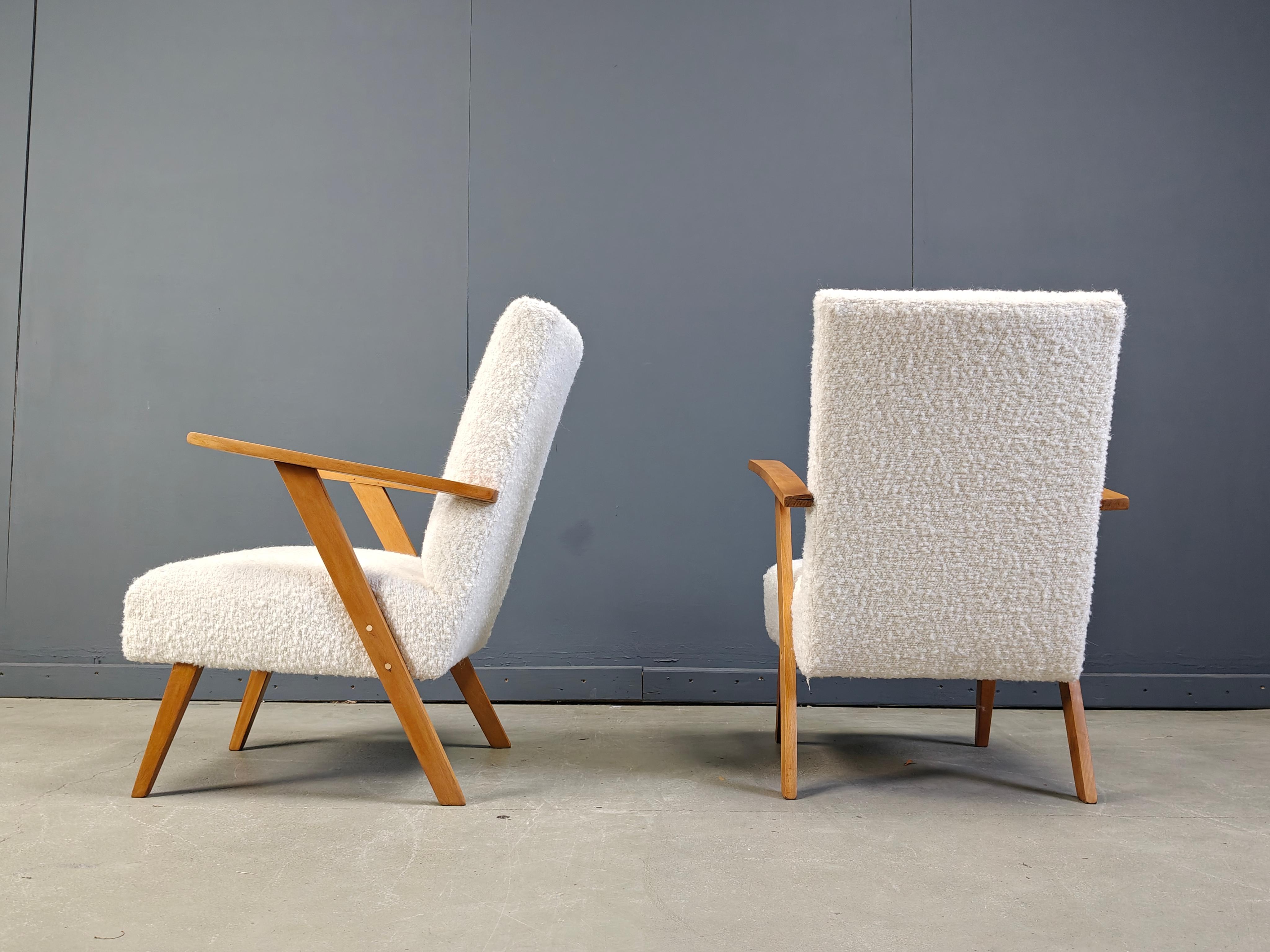 Paire de fauteuils en bois du milieu du siècle avec un nouveau tissu d'ameublement bouclé frais.

De belles pièces intemporelles, grâce au bois clair et aux nouvelles assises en tissu bouclé blanc, ces chaises se fondront dans tous les
